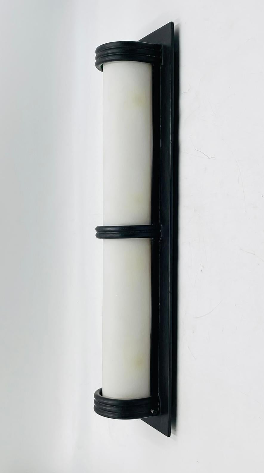 Americano Steven Handelman, applique da parete in ferro nero e acrilico bianco in vendita