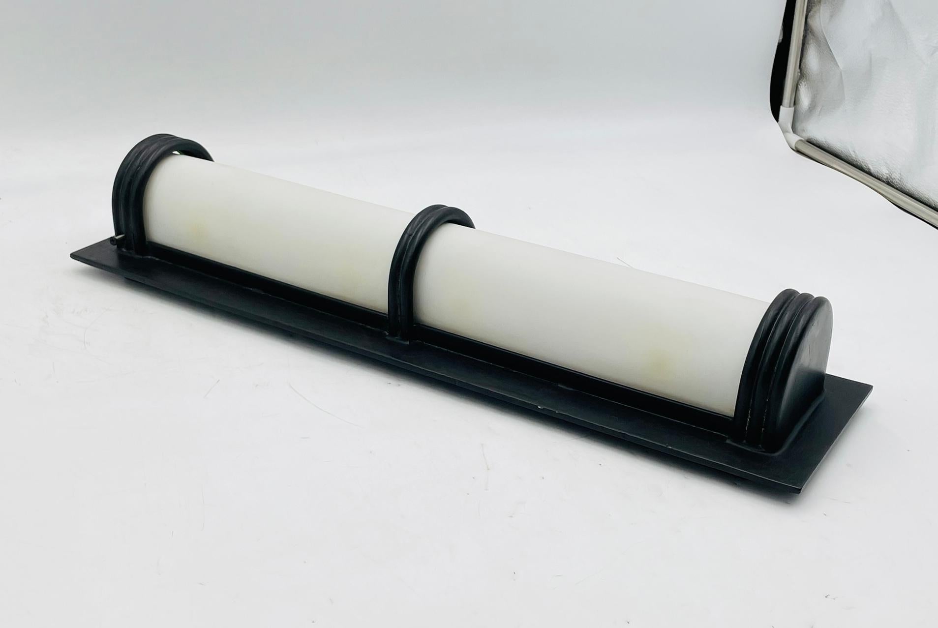 Fatto a mano Steven Handelman, applique da parete in ferro nero e acrilico bianco in vendita