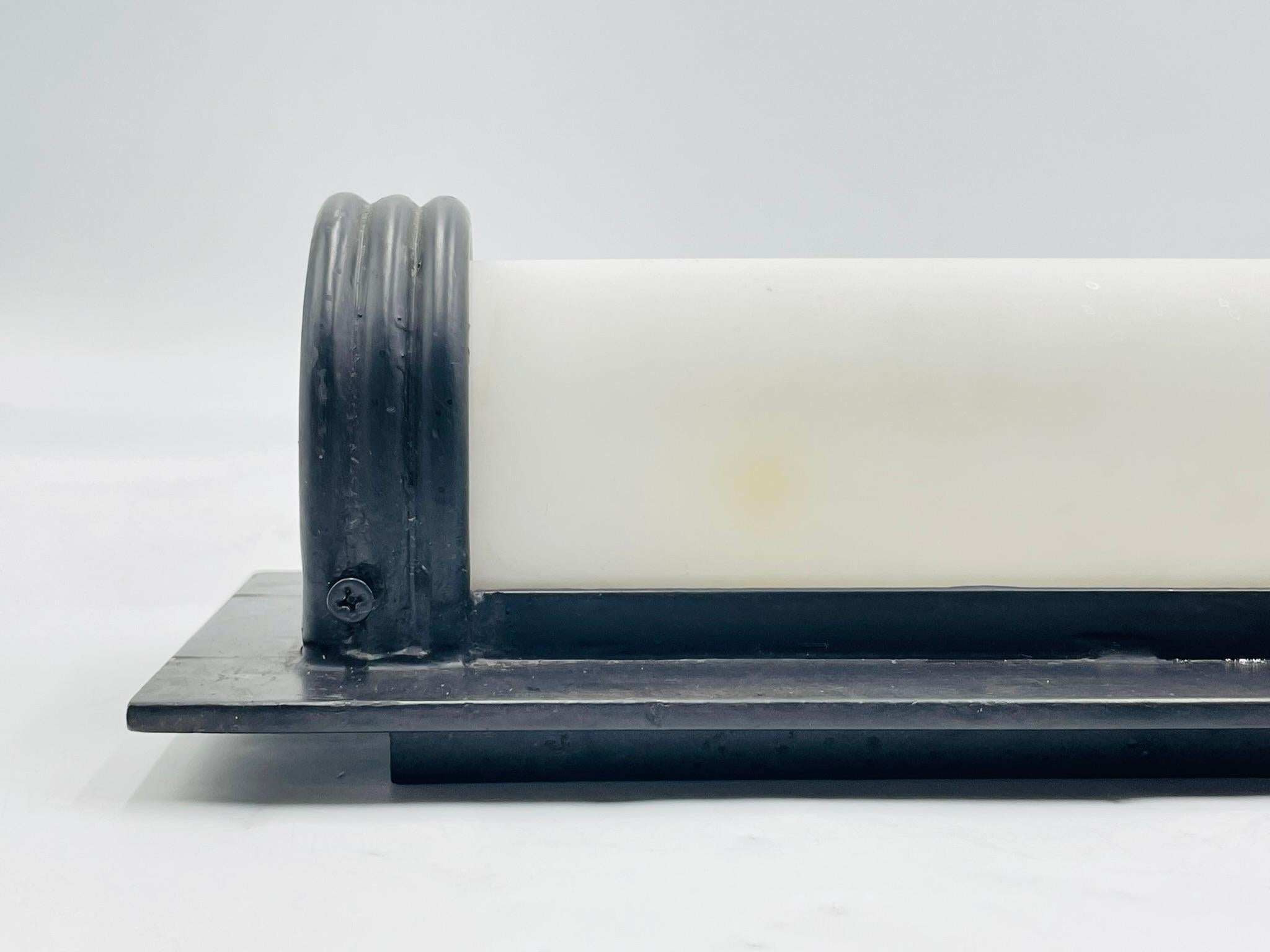XXI secolo e contemporaneo Steven Handelman, applique da parete in ferro nero e acrilico bianco in vendita