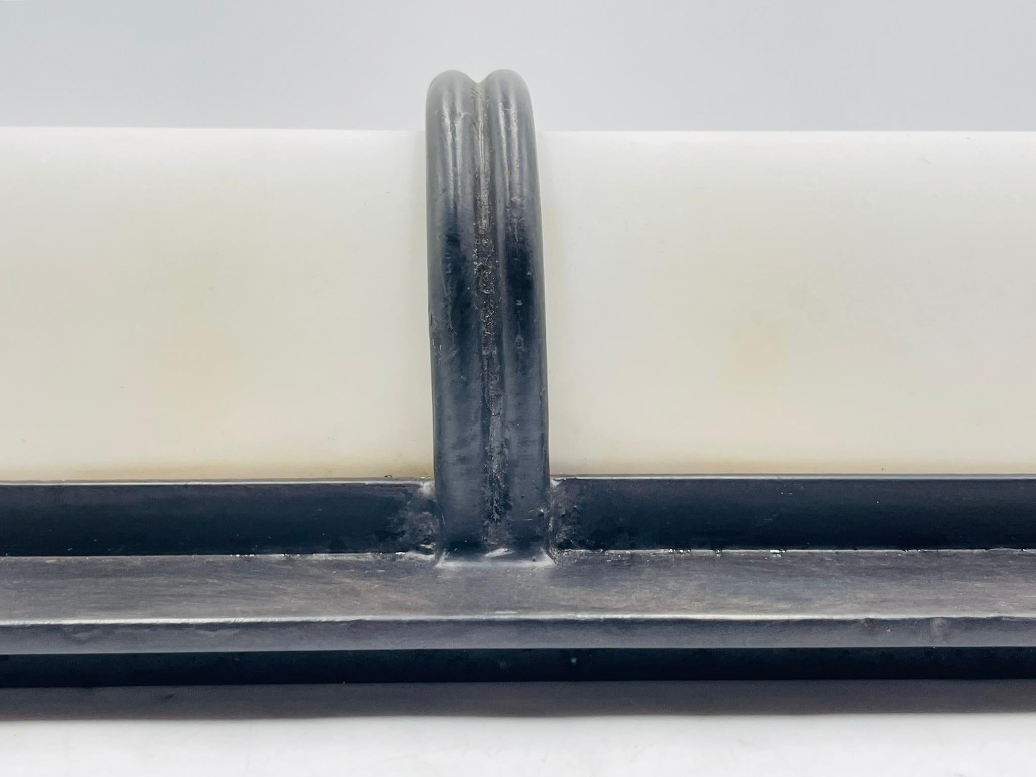 Ferro Steven Handelman, applique da parete in ferro nero e acrilico bianco in vendita