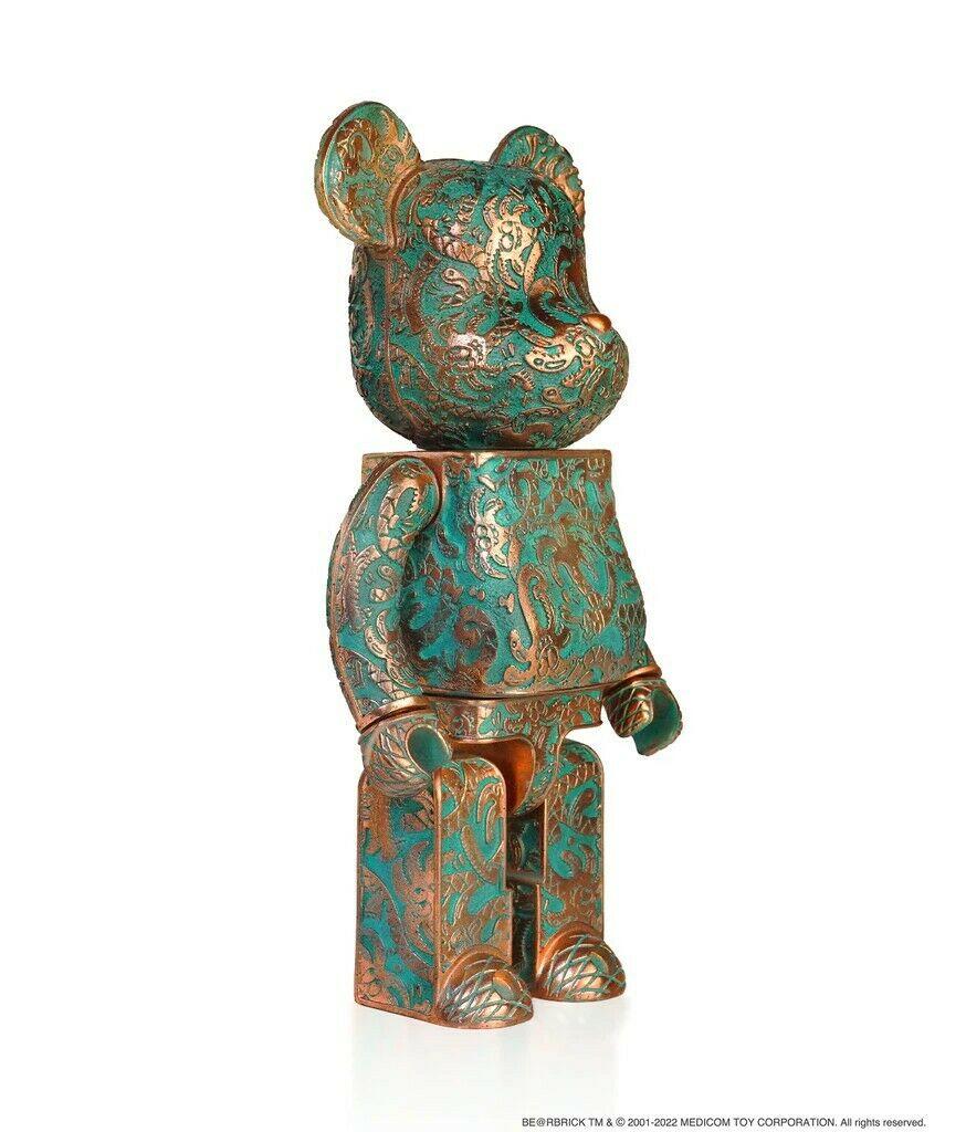 Limited Edition 400% Pewter BE@RBRICK: Green Copper Patina.
Dimensions: 28 cm Tall, Swipe for Reference Photos.
Steven Harrington teams up with Royal Selangor, Action City and Medicom Toy to release an all-metal hand crafted figurine embellished
