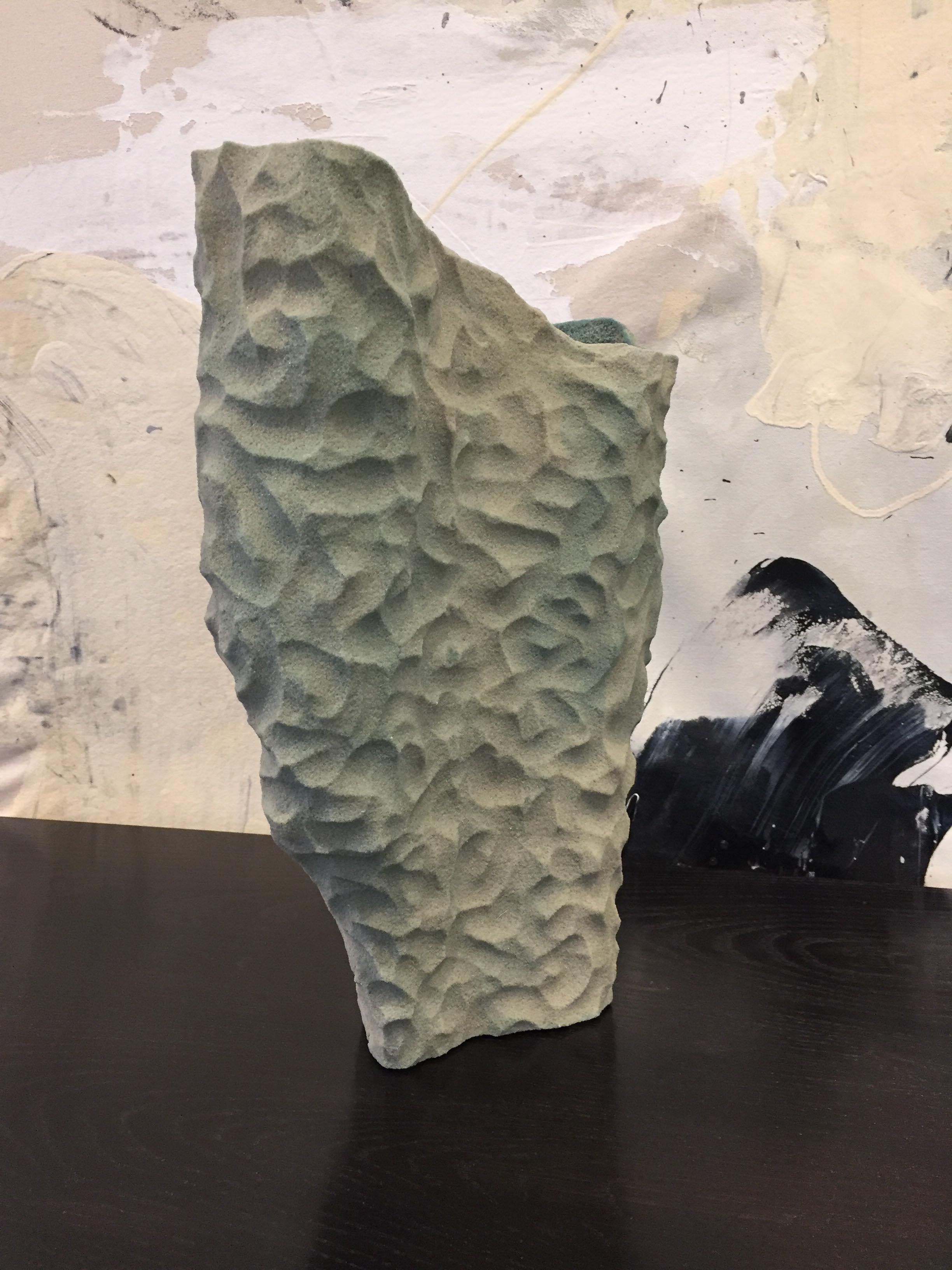 Modernes abstraktes Gefäß aus grünem Harz, Bonded Sand, #49, Steven Haulenbeek im Angebot 1
