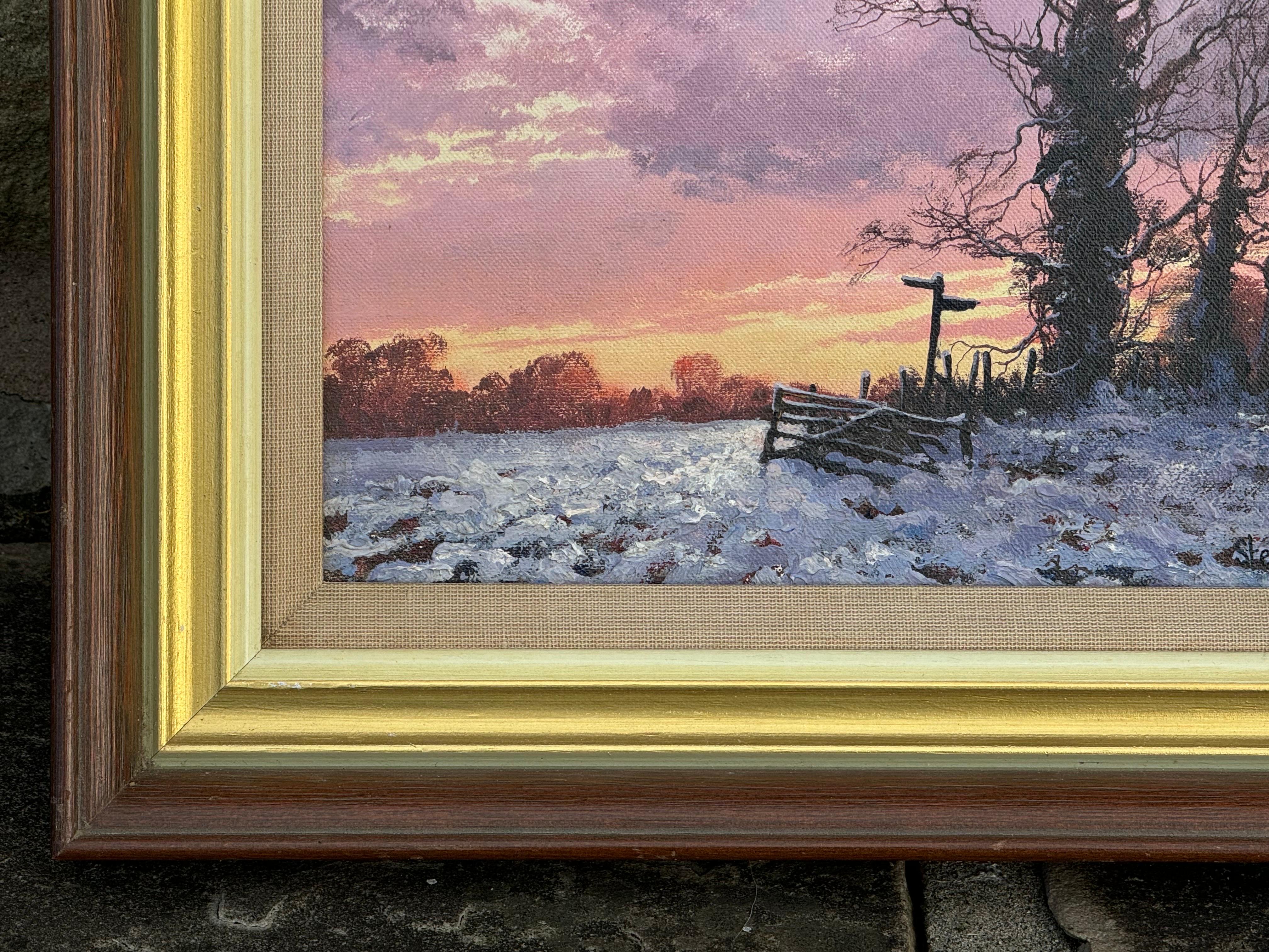 Coucher de soleil hivernal avec neige - Ciel rose, orange et violet dans la campagne anglaise - Marron Landscape Painting par Steven Hawkins