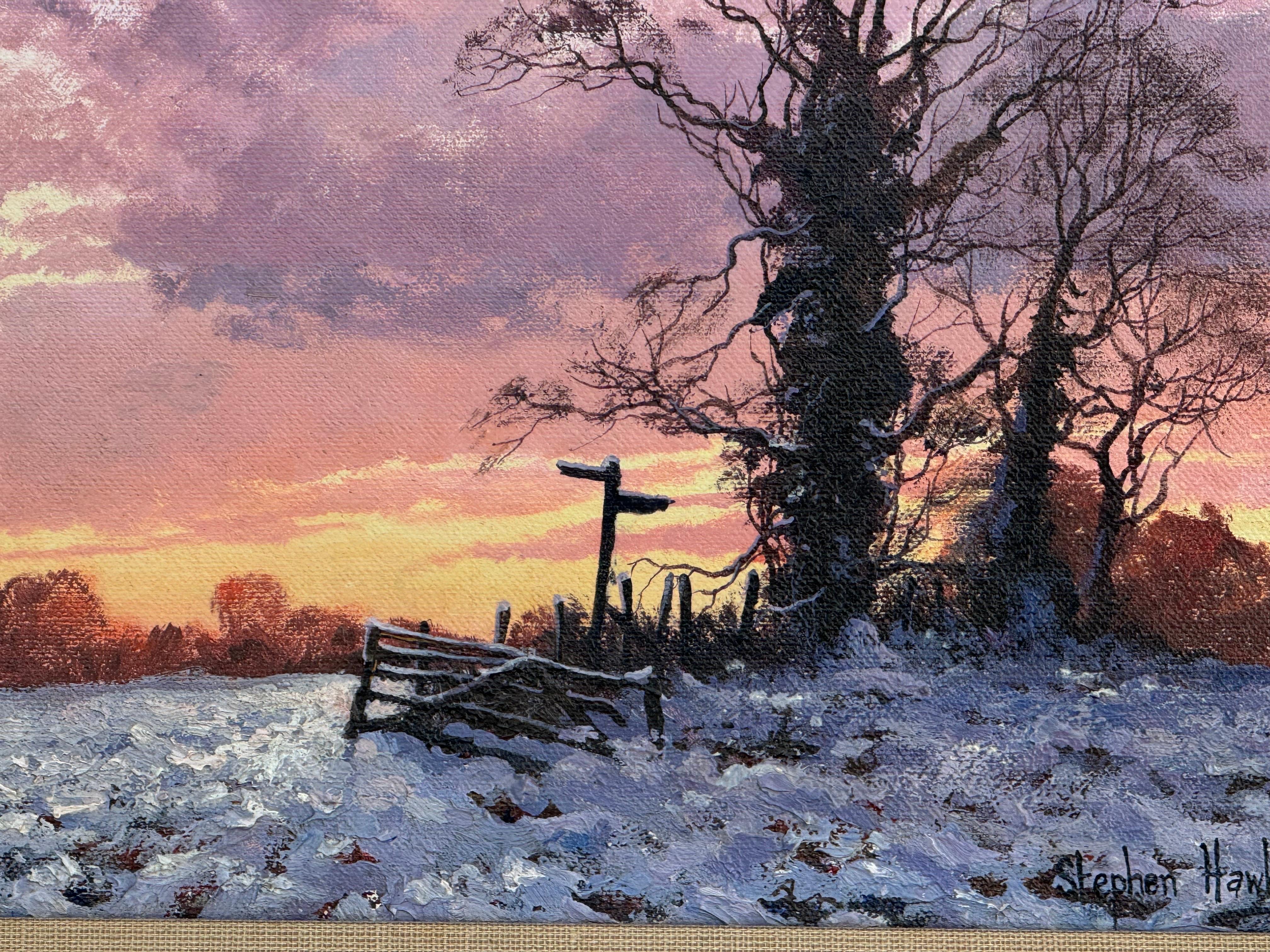Coucher de soleil hivernal avec neige - Ciel rose, orange et violet dans la campagne anglaise par l'artiste paysagiste britannique Stephen Stephens (1964-) 

L'œuvre d'art mesure 12 x 10 pouces 
Le cadre mesure 16 x 14 pouces 

Cette peinture