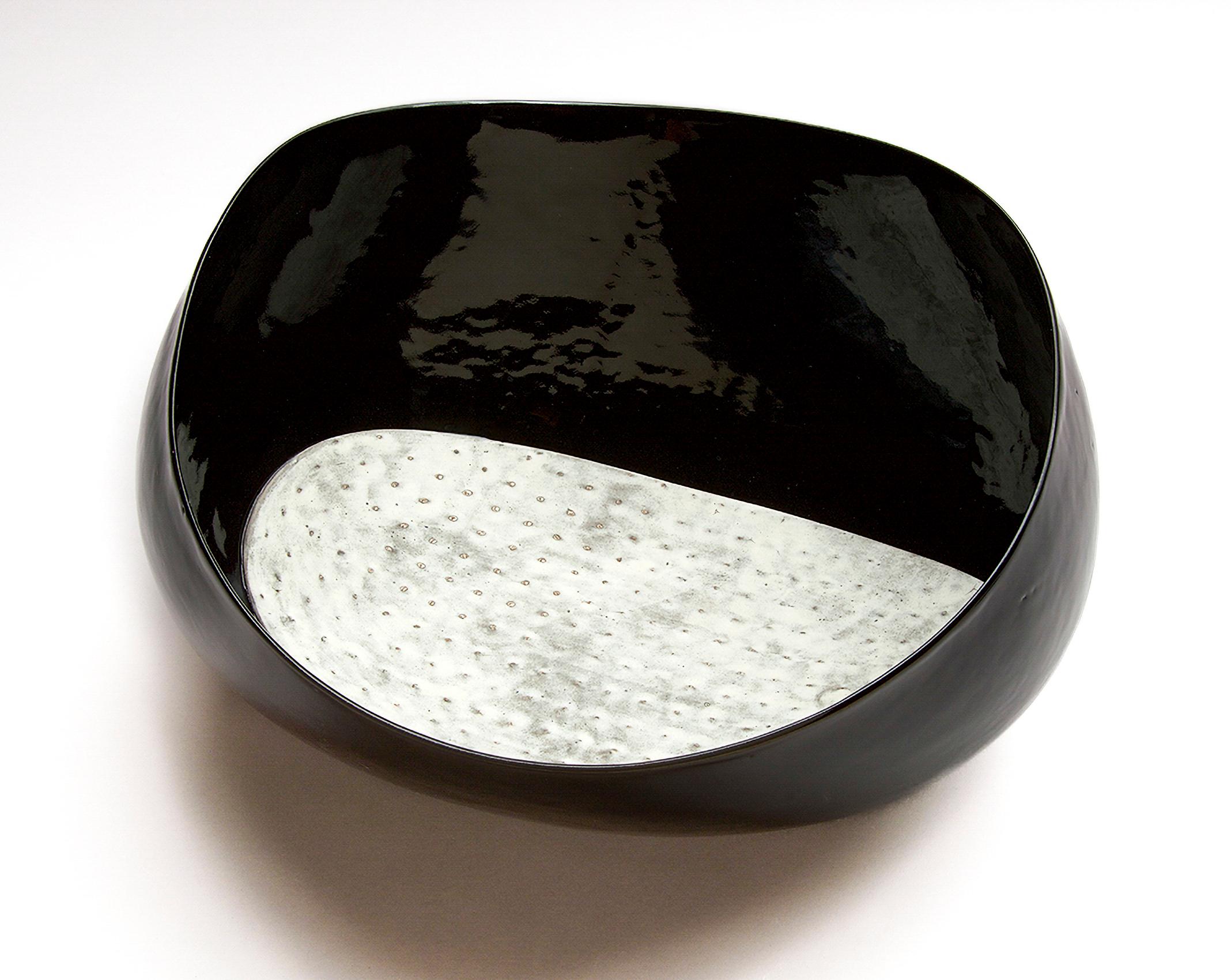 Afterlife No 2  - black & white, nature inspired, elongated, ceramic vessel - Sculpture by Steven Heinemann