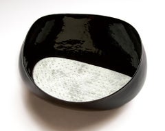 Das Nachlass Nr. 2  - schwarz-weiß, von der Natur inspiriertes, längliches Keramikgefäß