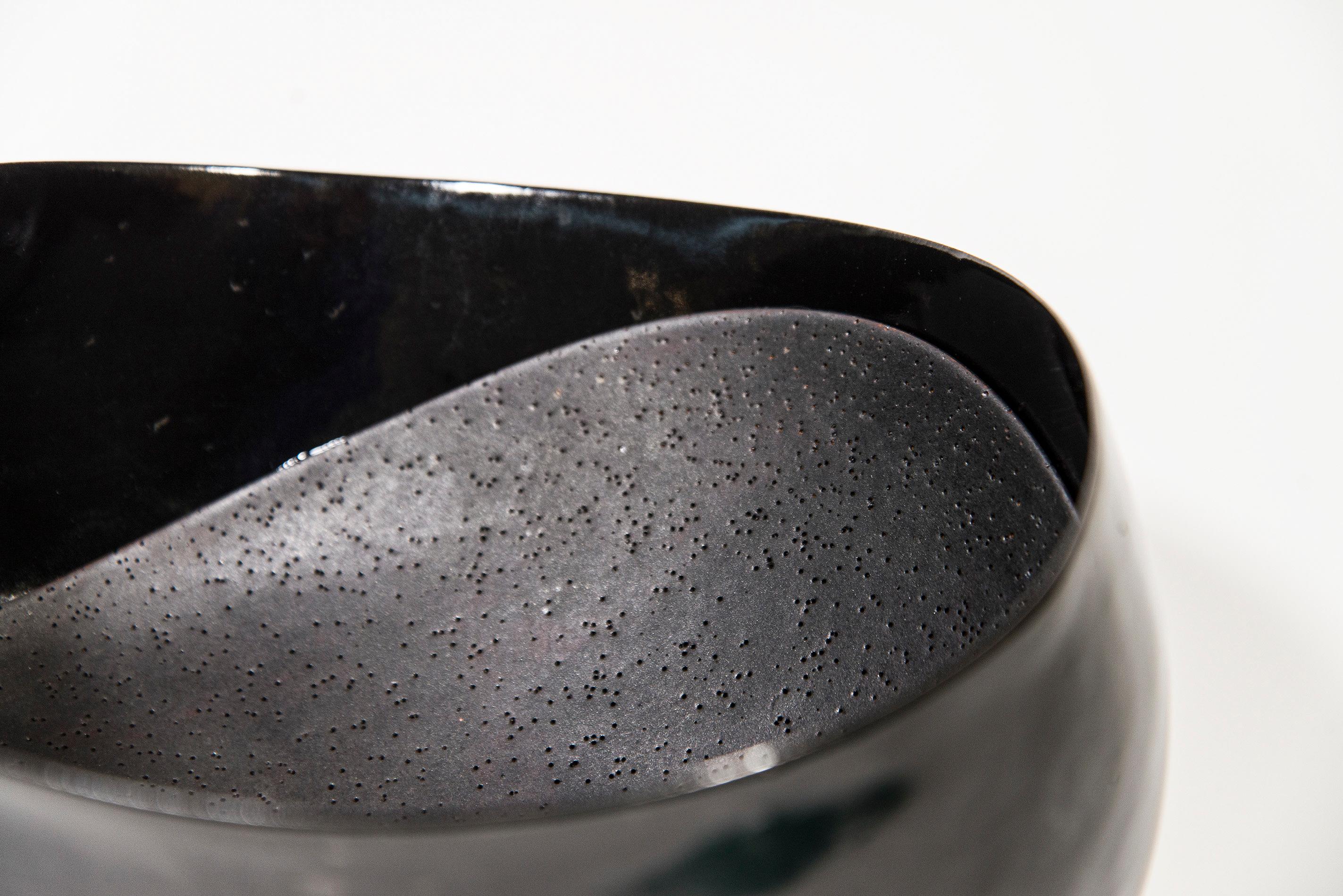 Afterlife No 4  - glossy black, grey, nature inspired, elongated, ceramic vessel - Contemporary Sculpture by Steven Heinemann