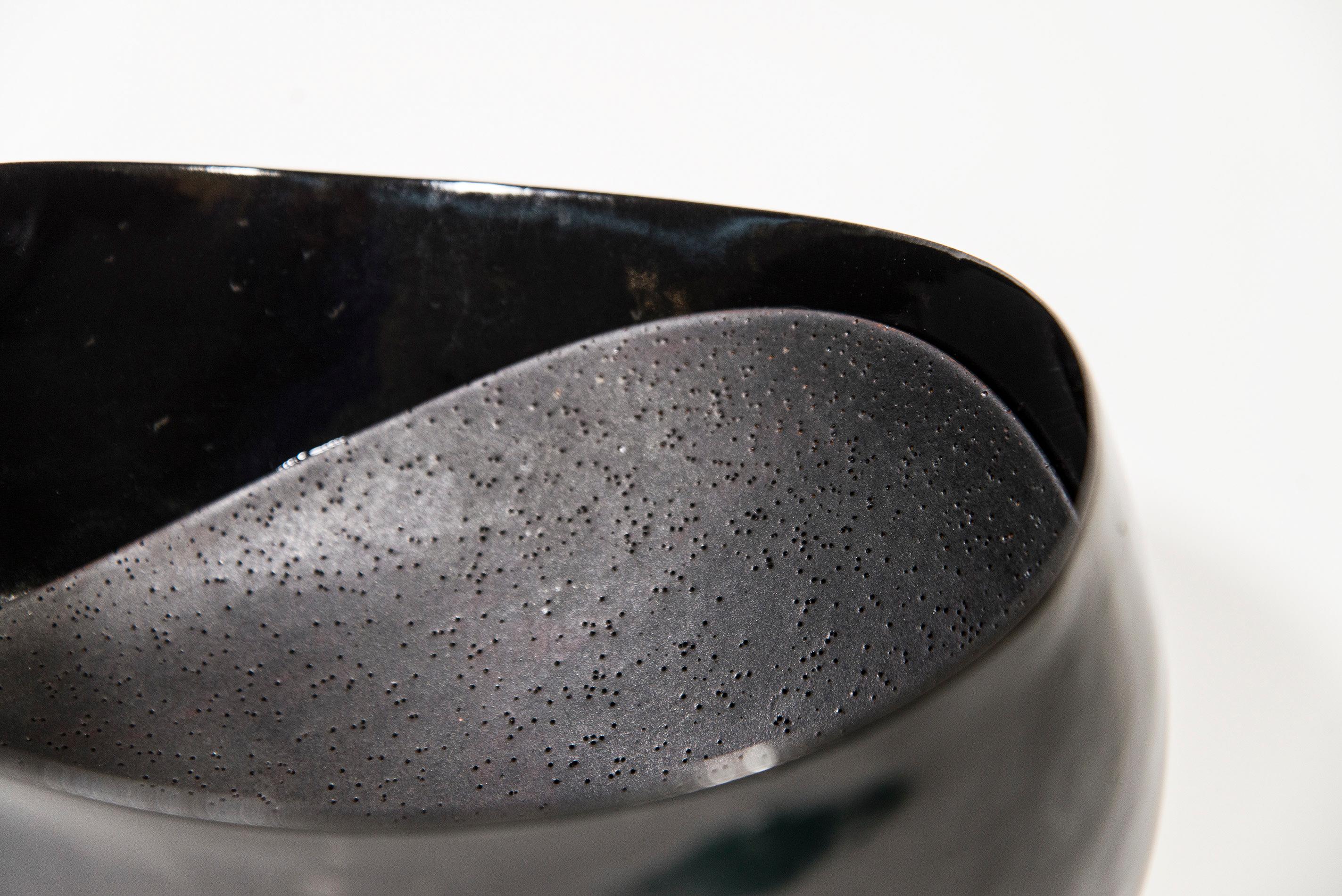 L'artiste canadien Steven Heinemann continue de redéfinir les limites de l'art céramique avec une nouvelle série de bols d'une beauté unique, intitulée 