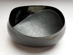 Après-life n° 4  - récipient en céramique noir brillant, gris, inspiré de la nature, allongé