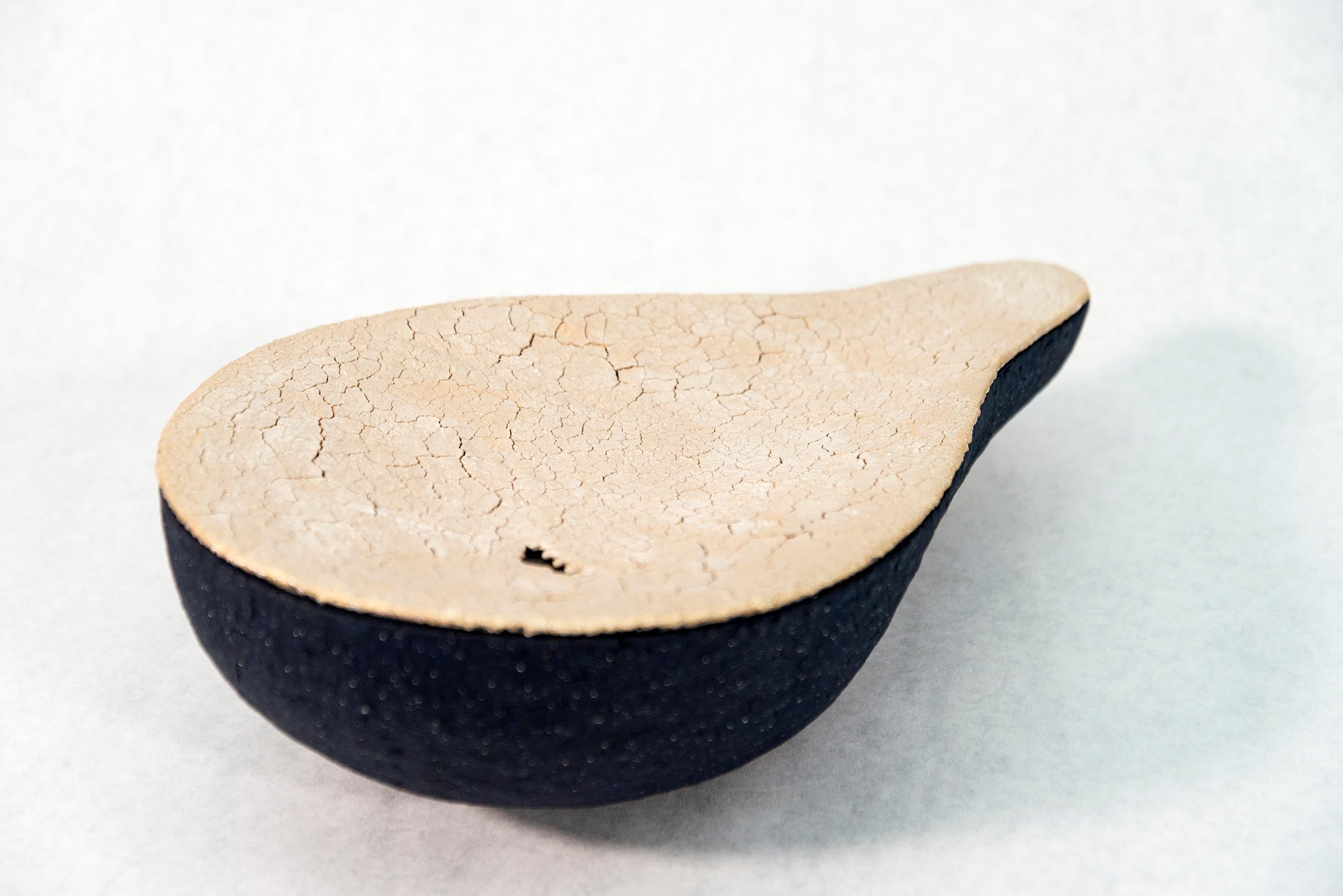 DEW  - strukturiertes, schwarz-weißes, von der Nature inspiriertes, längliches Keramikgefäß im Angebot 1