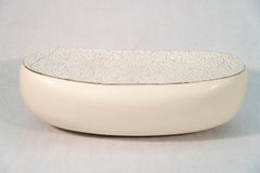 Ellesmere – cremeweißes, strukturiertes, langgestrecktes Keramikkunstobjekt