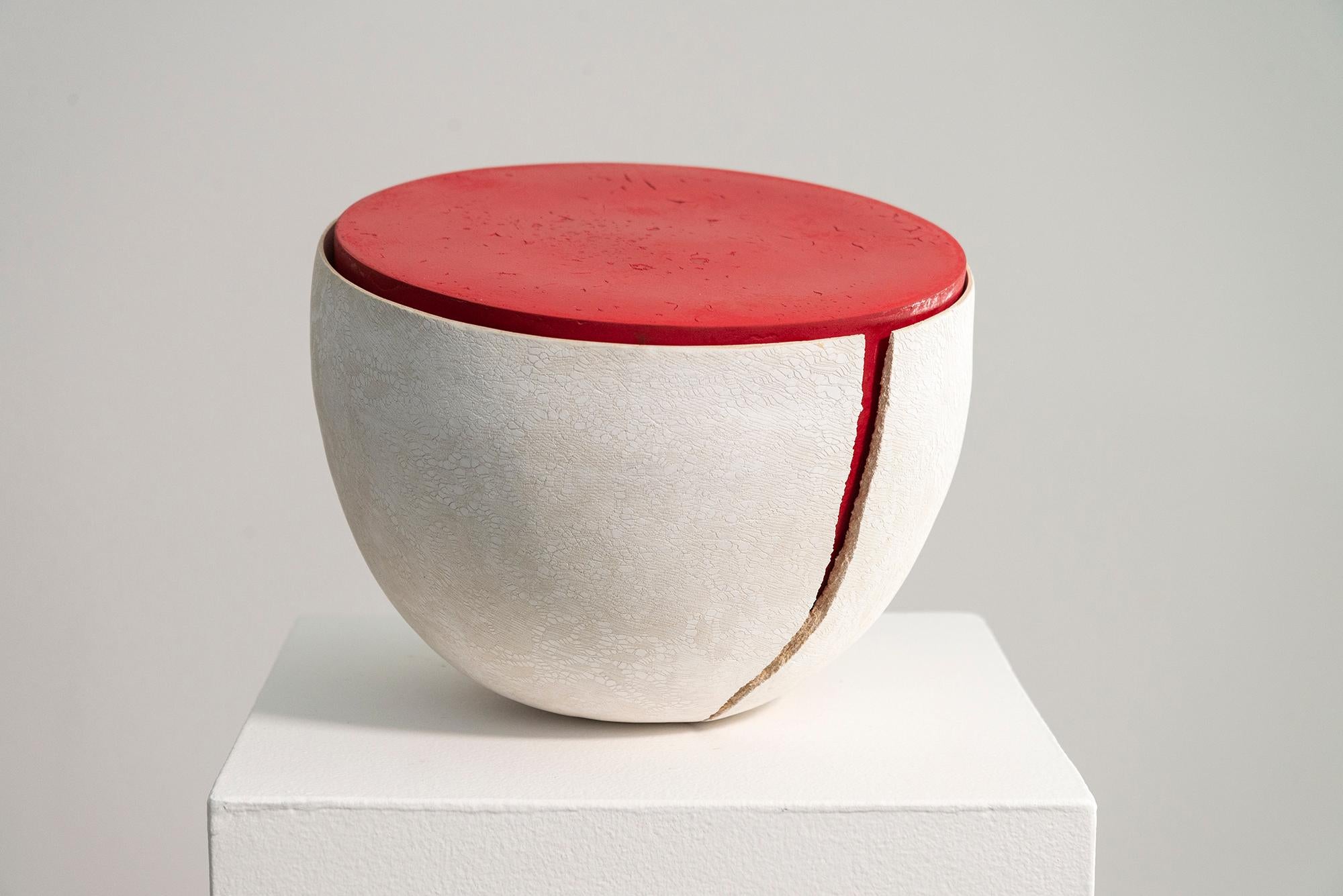 Husk Series #2 (rot/weiß) - zeitgenössische, handgefertigte Keramikskulptur – Sculpture von Steven Heinemann