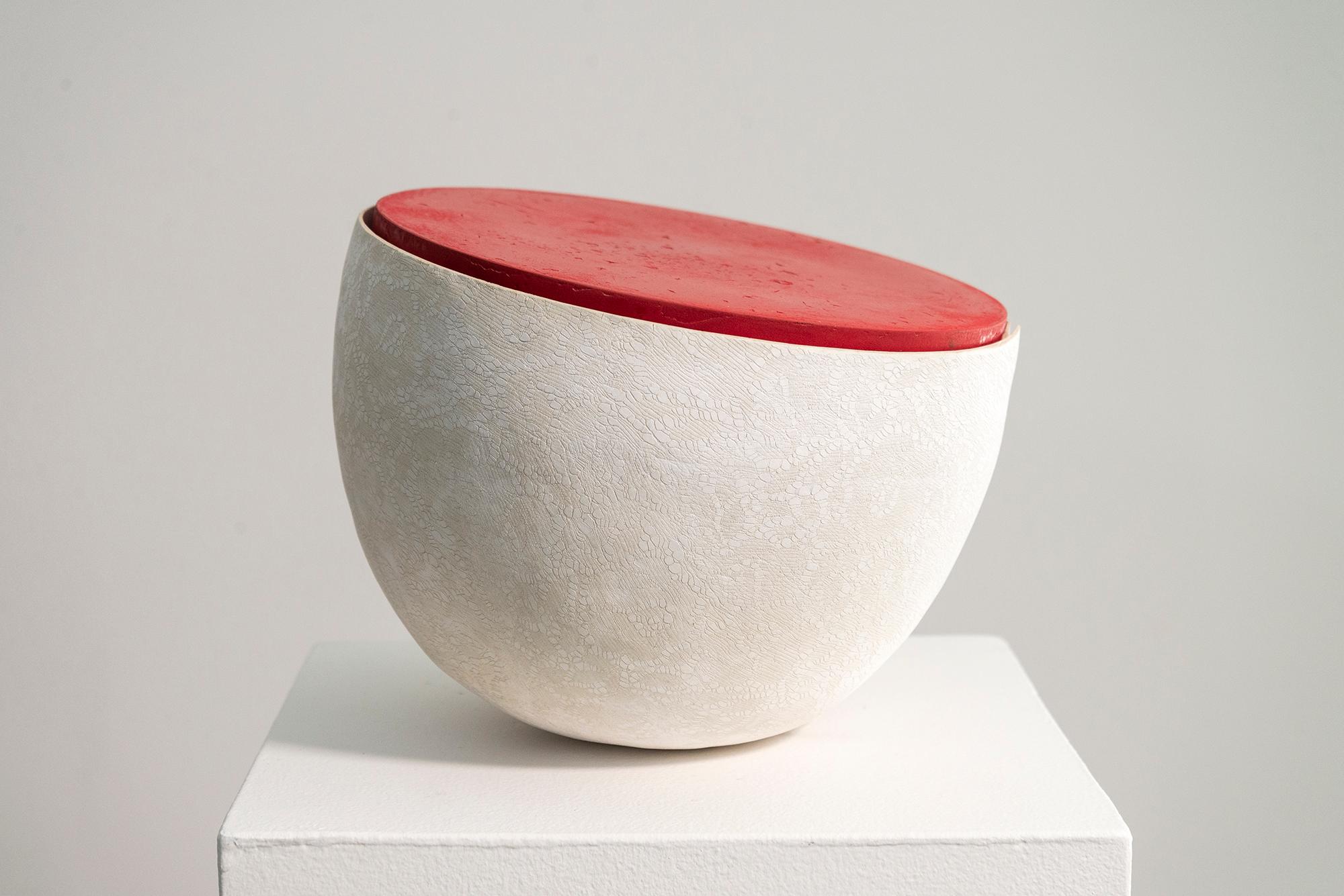 Husk Series #2 (rot/weiß) - zeitgenössische, handgefertigte Keramikskulptur (Zeitgenössisch), Sculpture, von Steven Heinemann