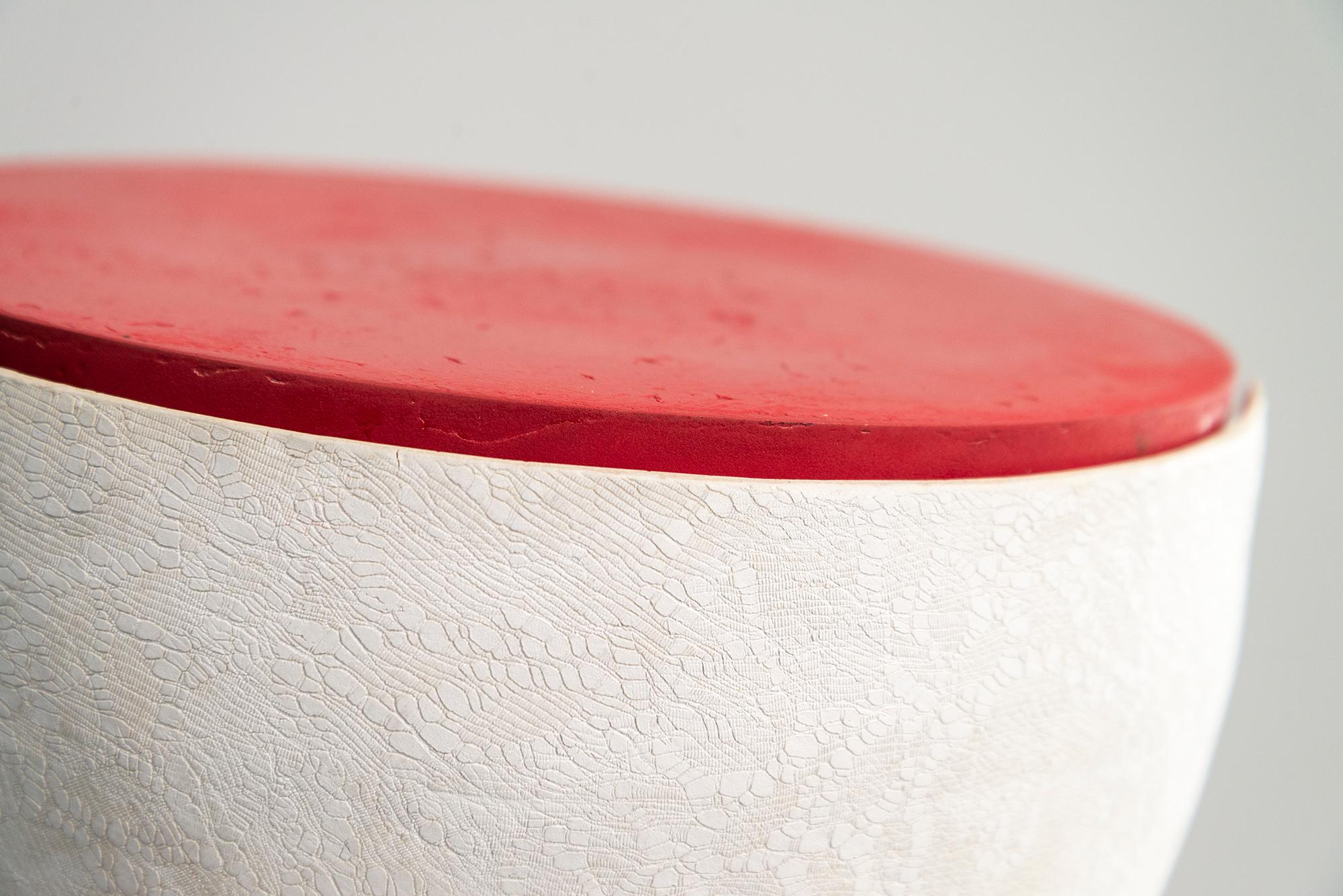 Husk Series #2 (rot/weiß) - zeitgenössische, handgefertigte Keramikskulptur (Grau), Abstract Sculpture, von Steven Heinemann