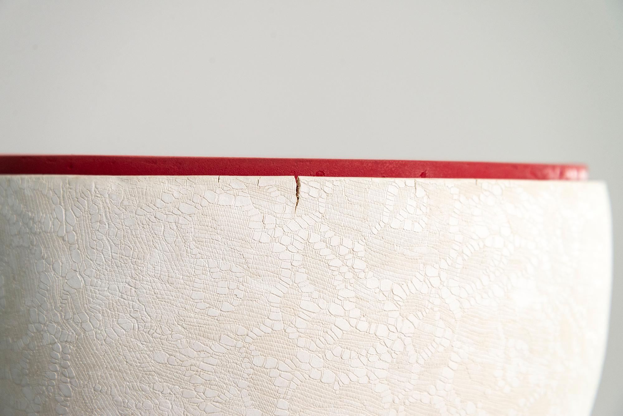 Husk Series #2 (rot/weiß) - zeitgenössische, handgefertigte Keramikskulptur im Angebot 3