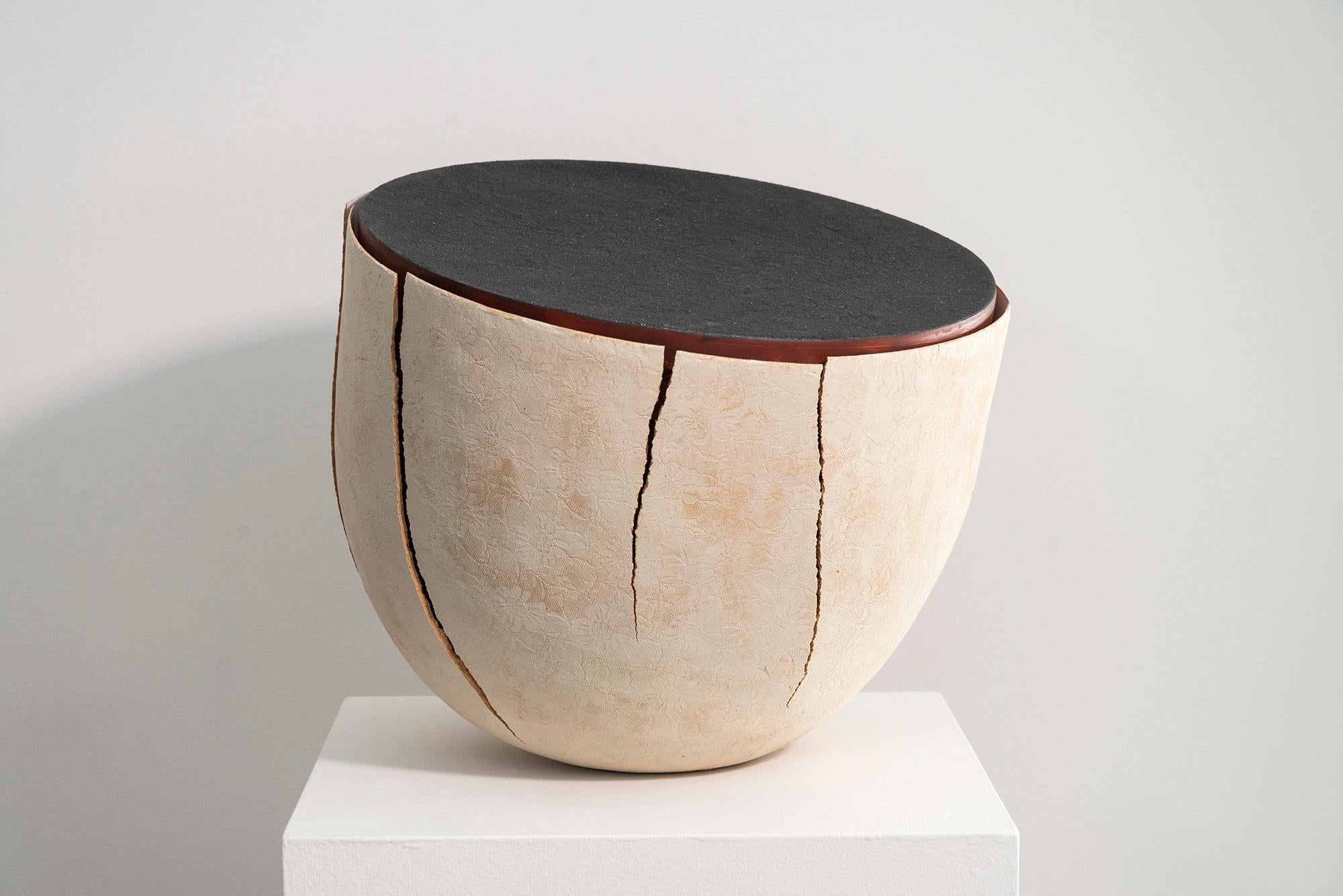 Husk Series #3 (grande) - scultura contemporanea in ceramica fatta a mano - Sculpture di Steven Heinemann
