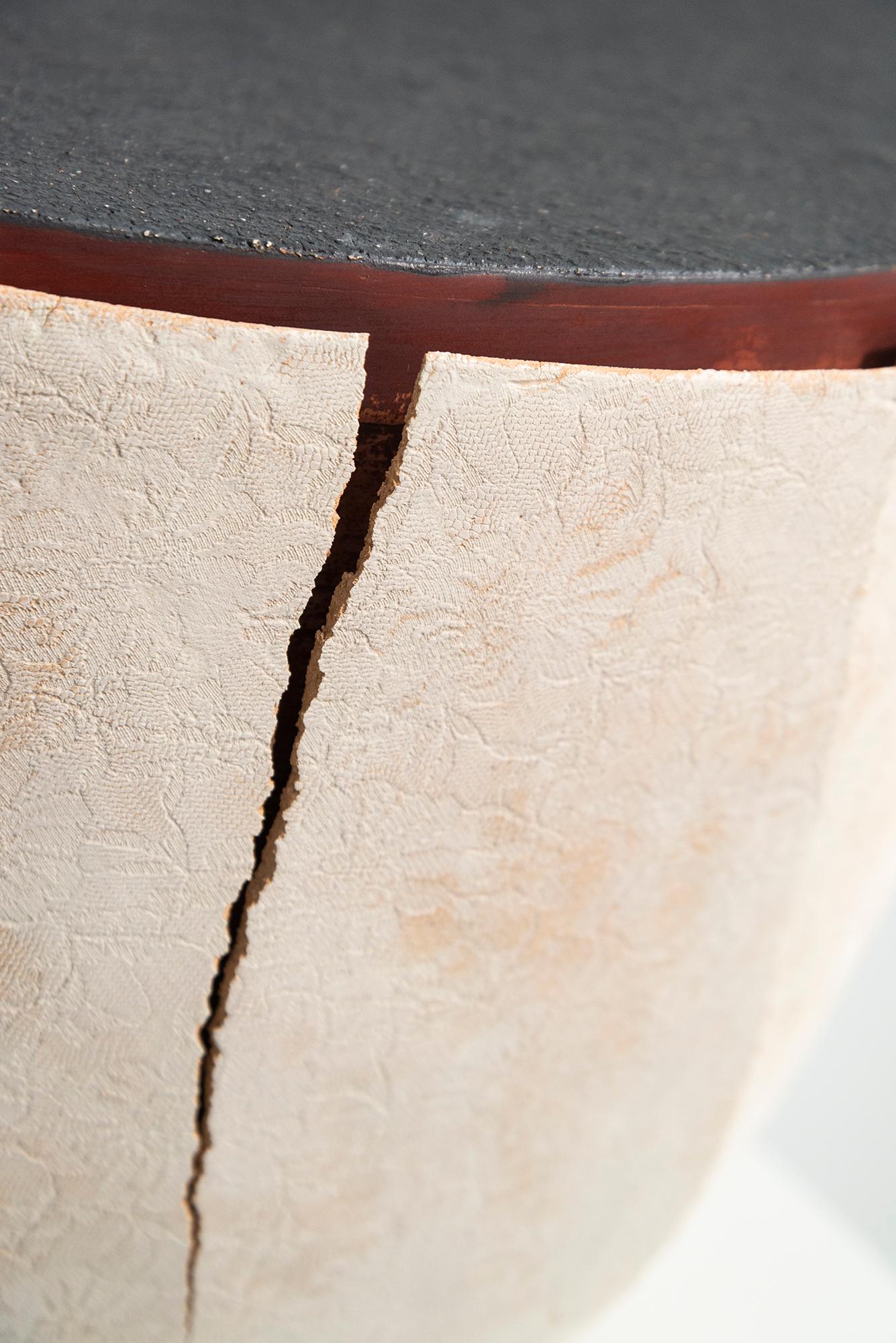 Husk Series #3 (grande) - scultura contemporanea in ceramica fatta a mano - Abstract Sculpture Grigio di Steven Heinemann