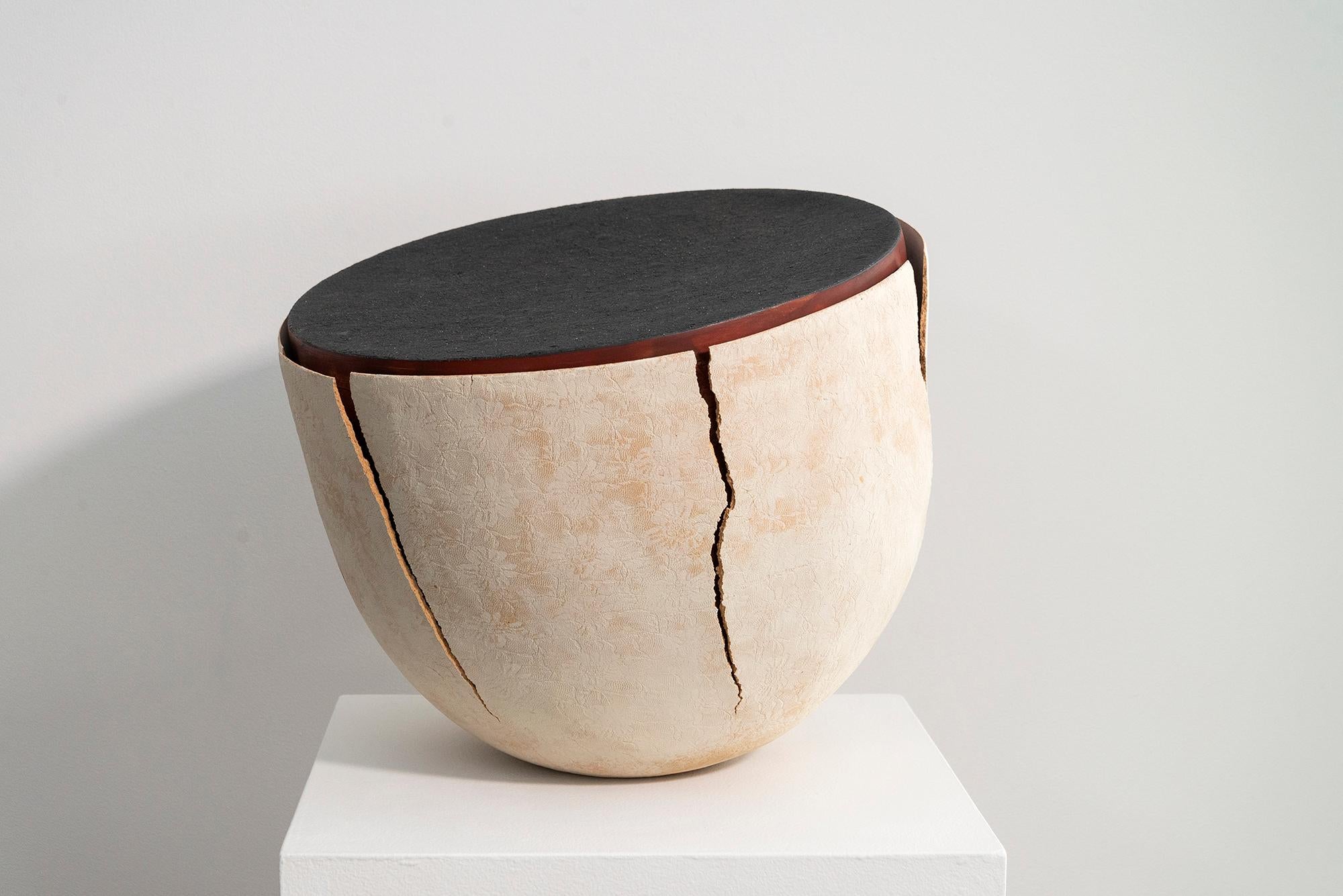 Husk Series #3 (grande) - scultura contemporanea in ceramica fatta a mano in vendita 1