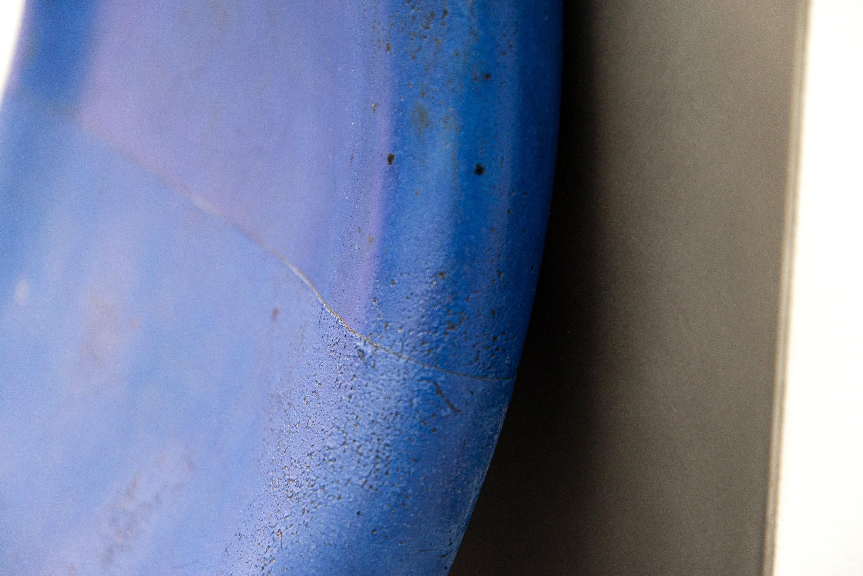 letsgoawayforawhile - verspielte, blaue, abstrakte, längliche Keramik-Wandskulptur im Angebot 8