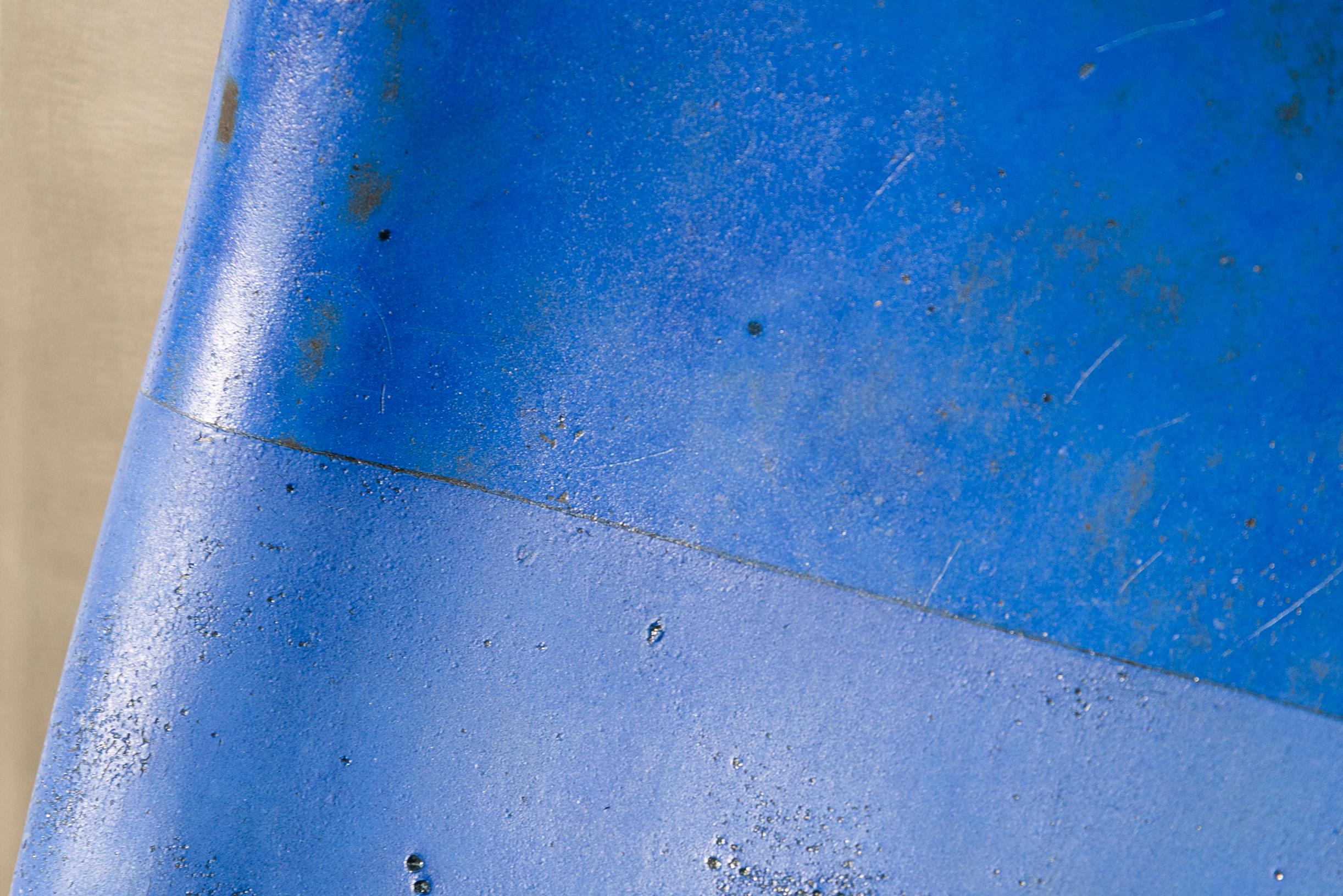 letsgoawayforawhile - verspielte, blaue, abstrakte, längliche Keramik-Wandskulptur im Angebot 11