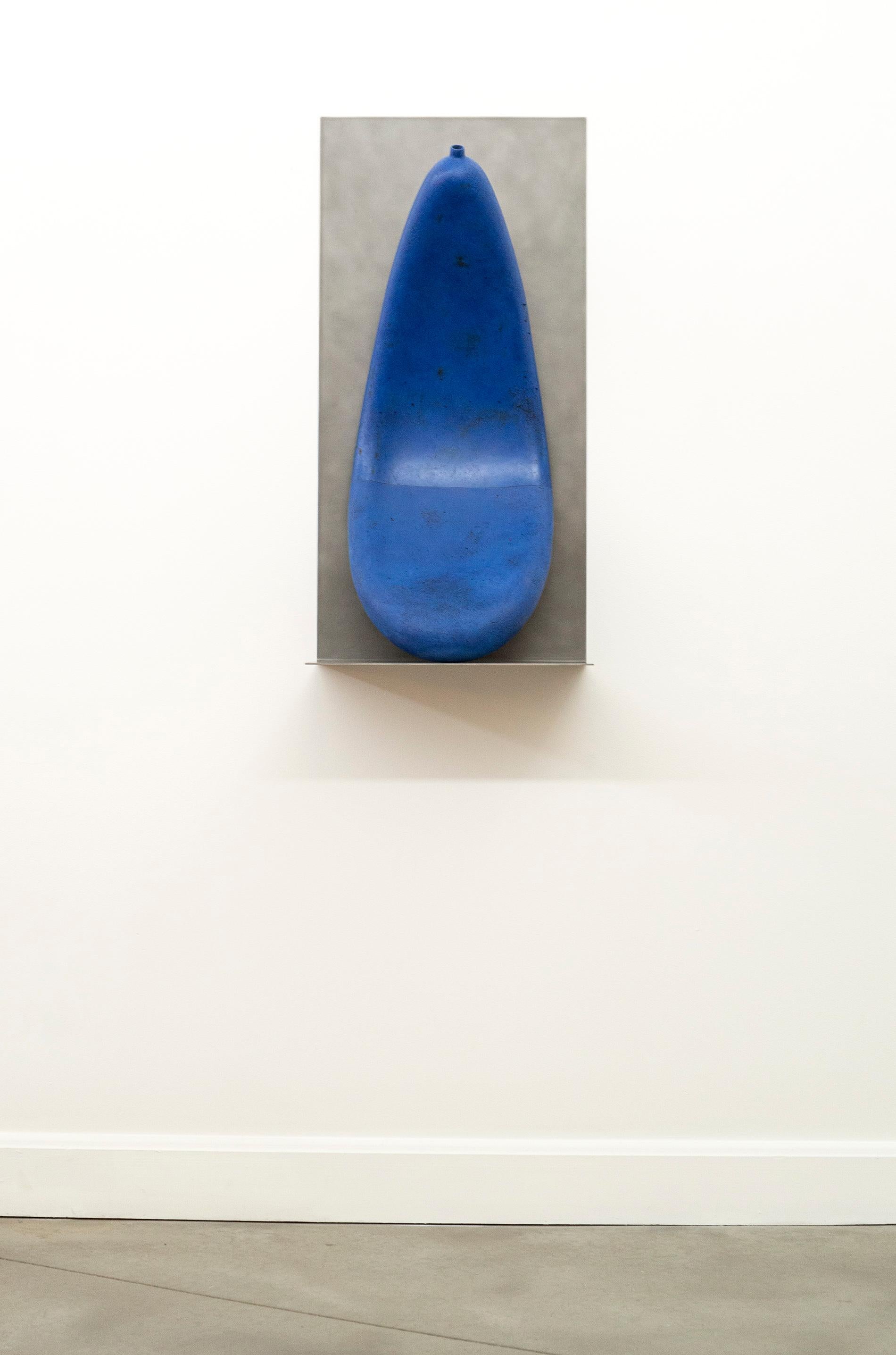 letsgoawayforawhile - sculpture murale ludique, bleue, abstraite, allongée, en céramique en vente 2
