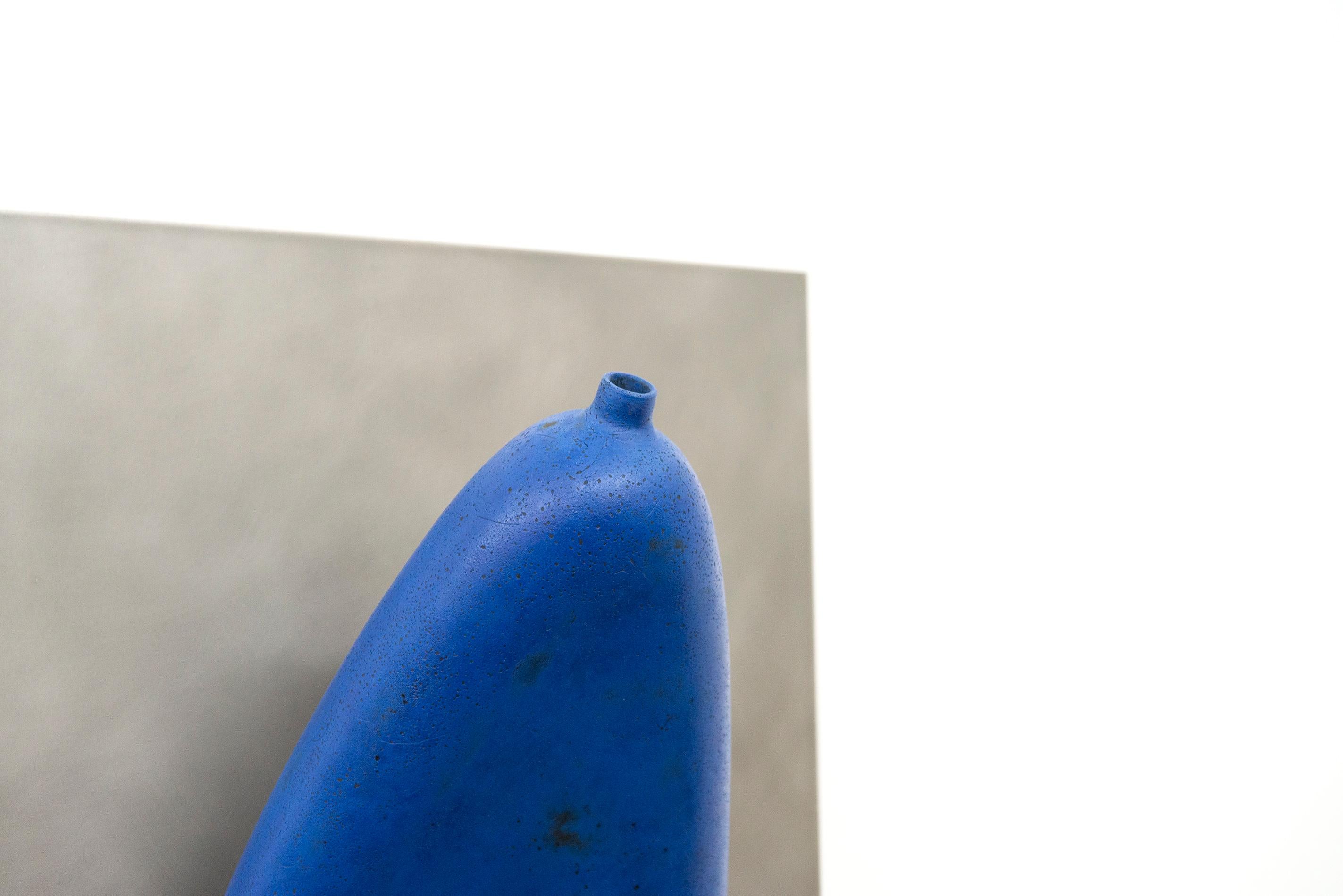 letsgoawayforawhile - verspielte, blaue, abstrakte, längliche Keramik-Wandskulptur im Angebot 3