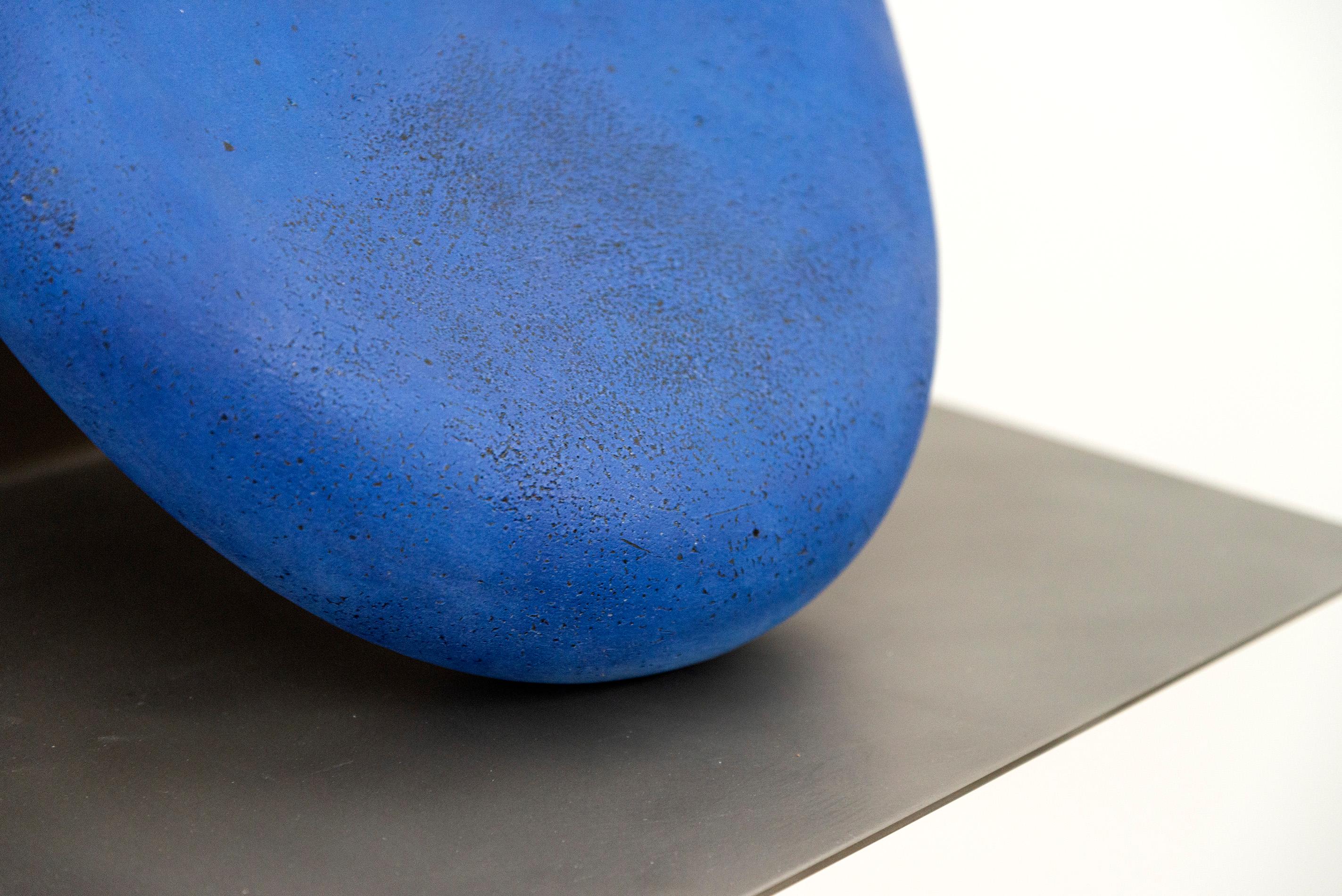 letsgoawayforawhile - verspielte, blaue, abstrakte, längliche Keramik-Wandskulptur im Angebot 6