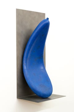 letsgoawayforawhile - verspielte, blaue, abstrakte, längliche Keramik-Wandskulptur