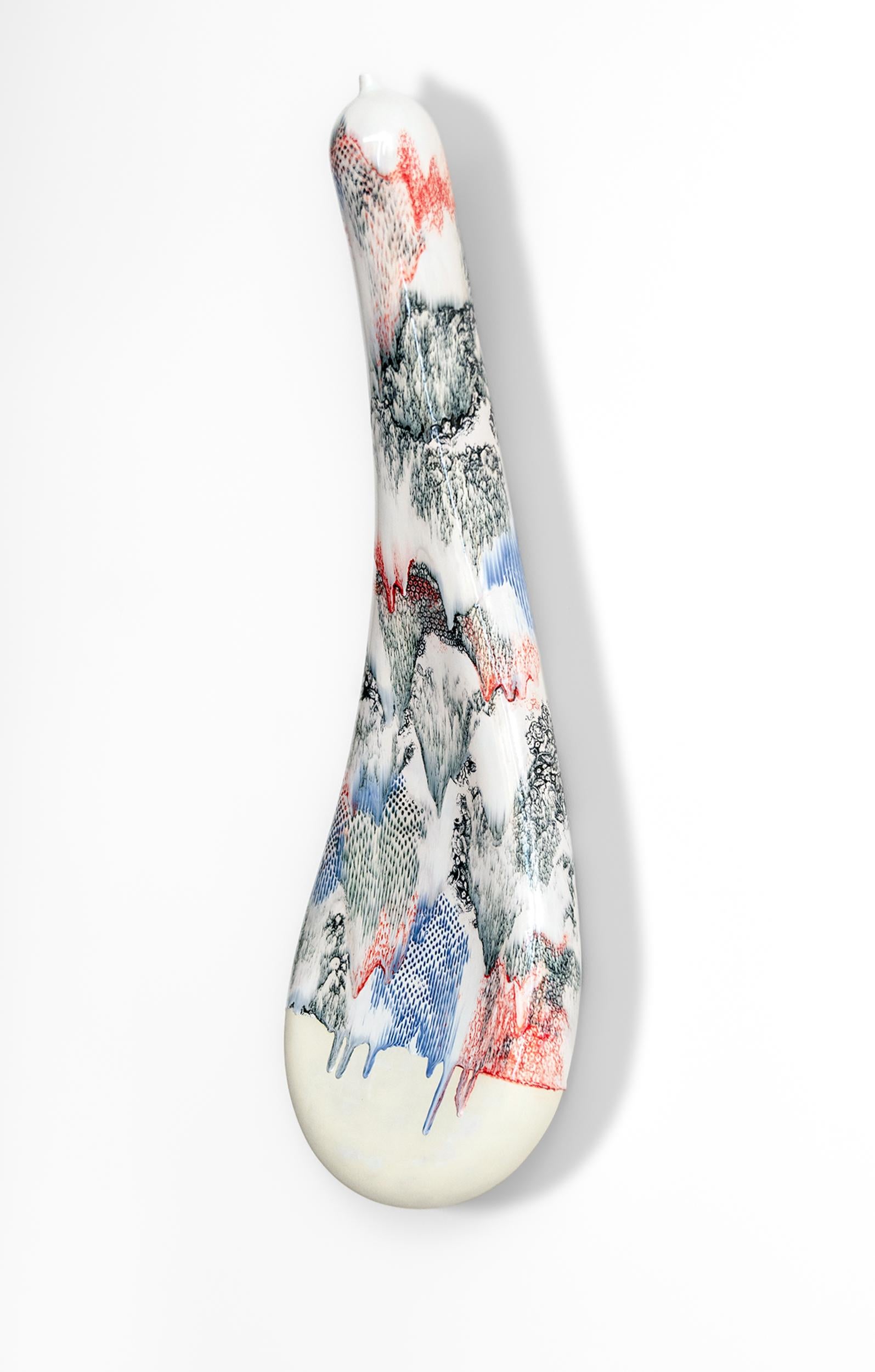 Este recipiente escultórico de pared es obra de Steven Heinemann.

Durante décadas, la sublime obra de Steven Heinemann ha desafiado los límites tradicionales del arte cerámico. Reconocido internacionalmente como un artista soberbio, Steven