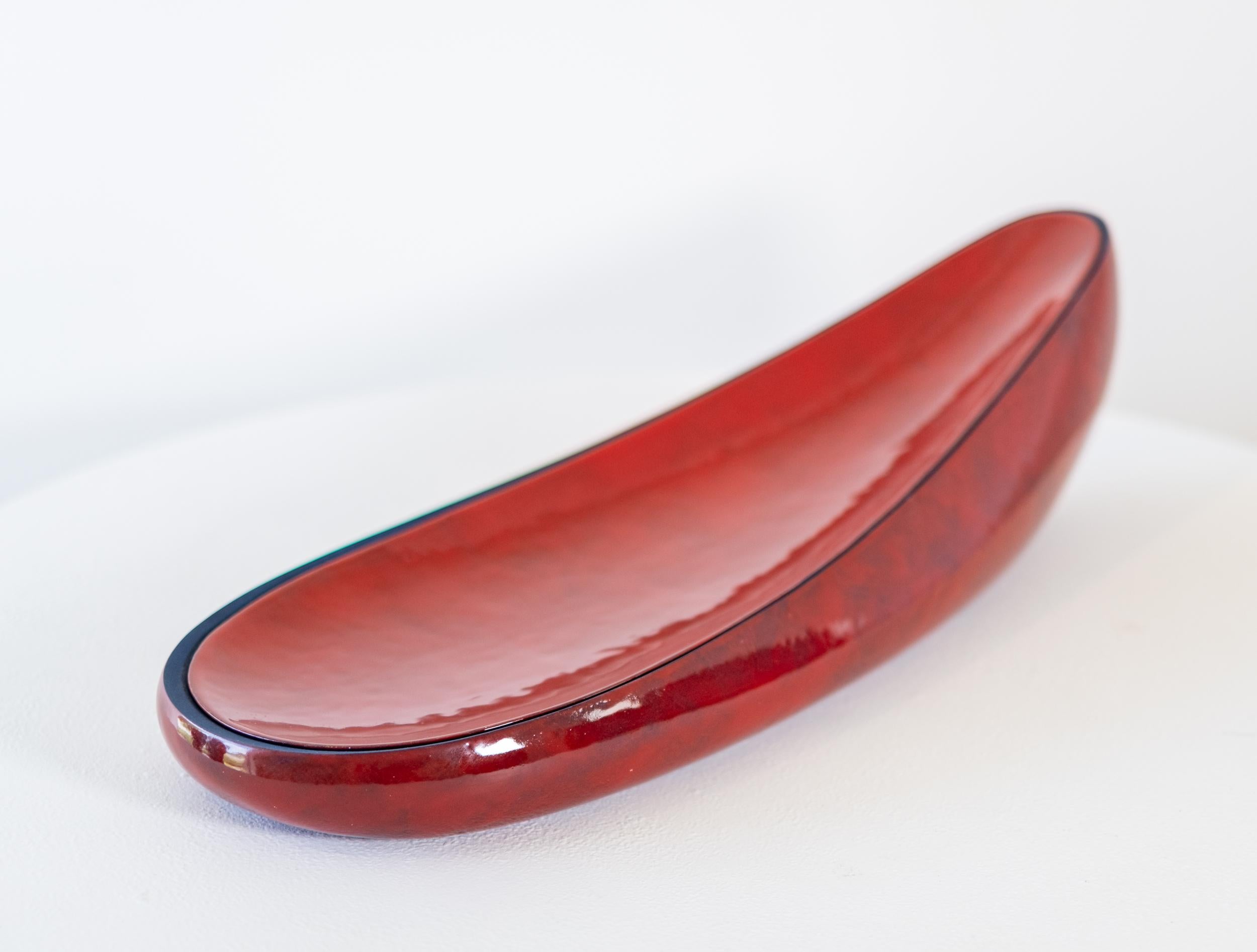 This contemporary tabletop vessel is by Steven Heinemann.

This major Canadian artist is widely known for redefining the boundaries of ceramic art. Steven Heinemann’s superb technical craftsmanship has won him international attention. He uses slip