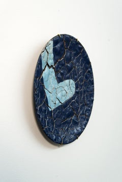 TP No 2 - scultura circolare blu, strutturata, in ceramica, montata a parete