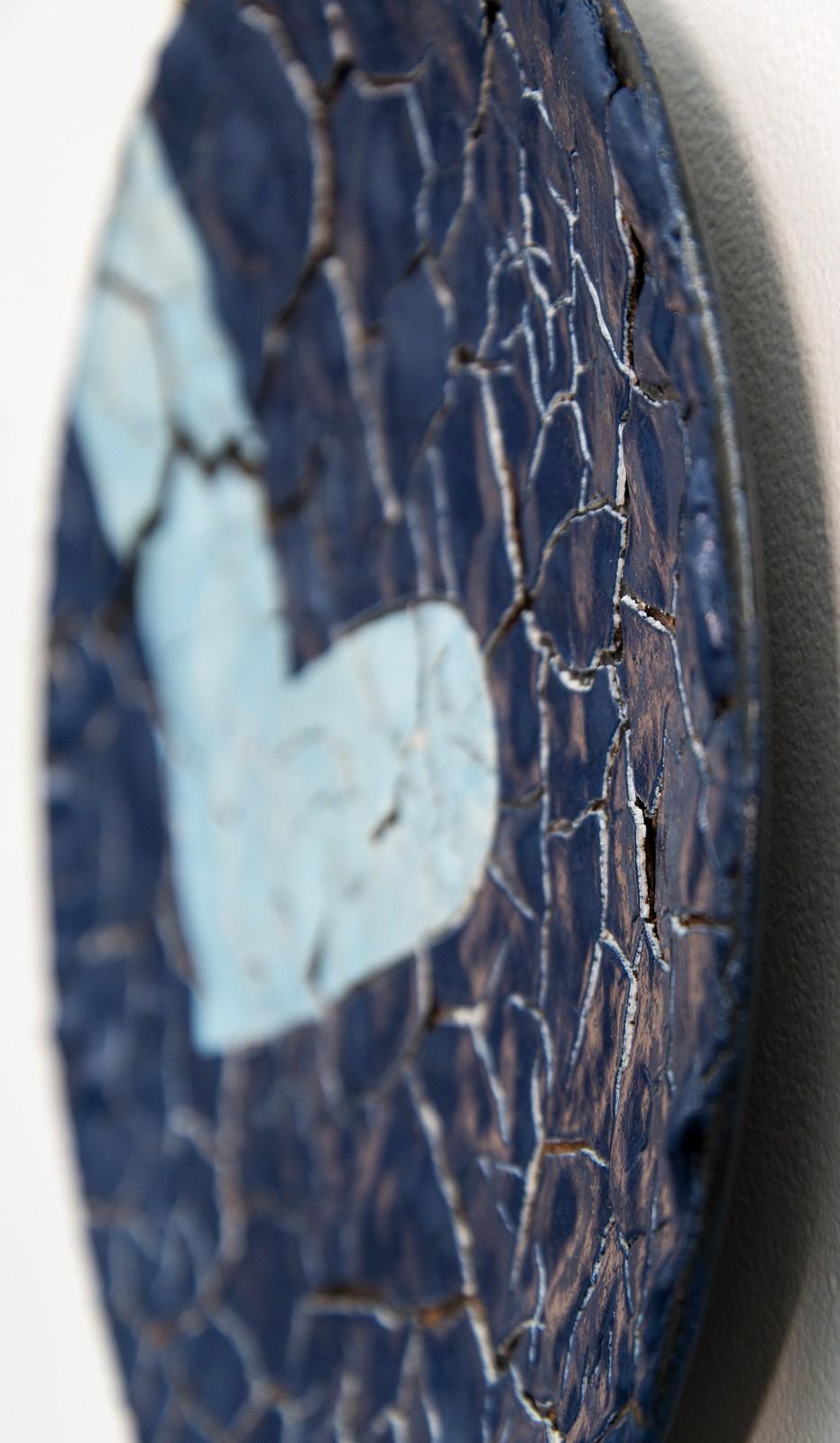 TP Nr. 2 – blau, strukturiert, Keramik, runde Skulptur für die Wand (Grau), Abstract Sculpture, von Steven Heinemann