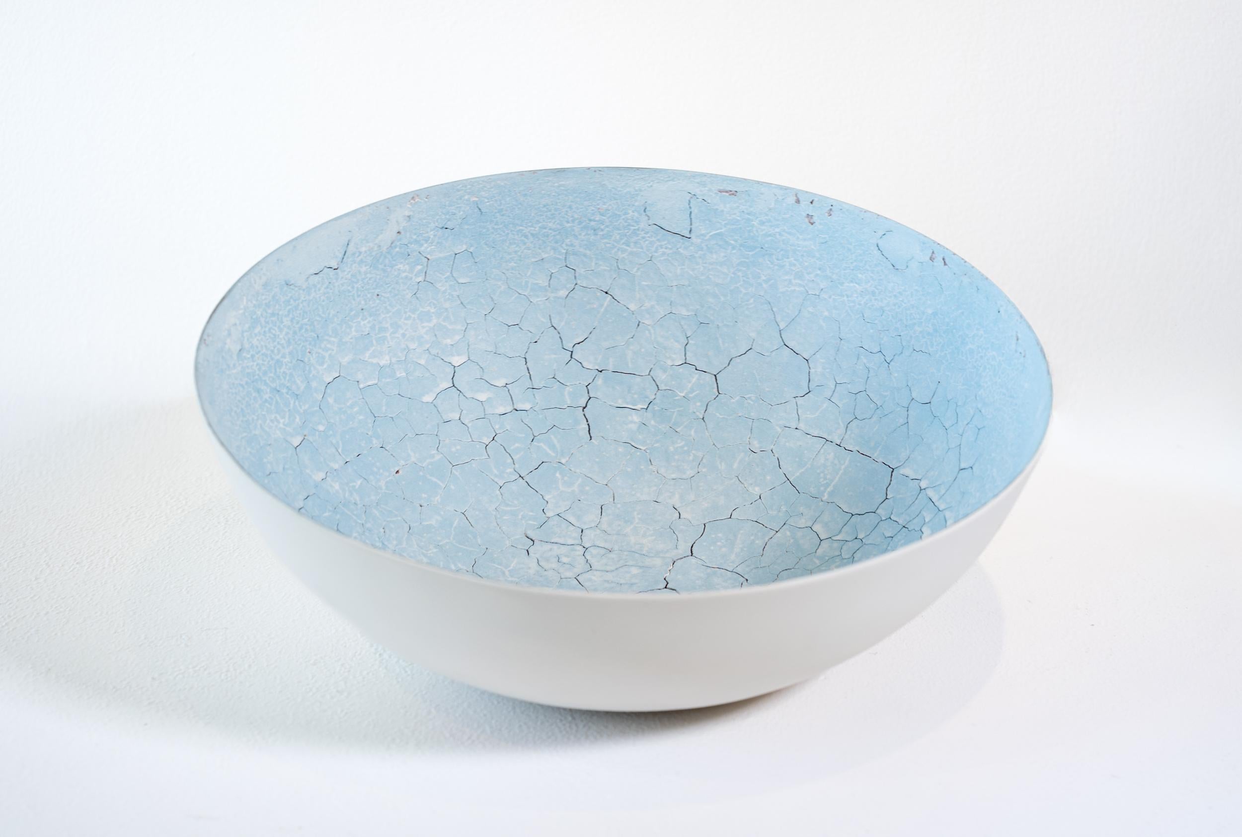 Untitled Aqua Tilted Bowl - sculpture de table contemporaine en céramique, faite à la main