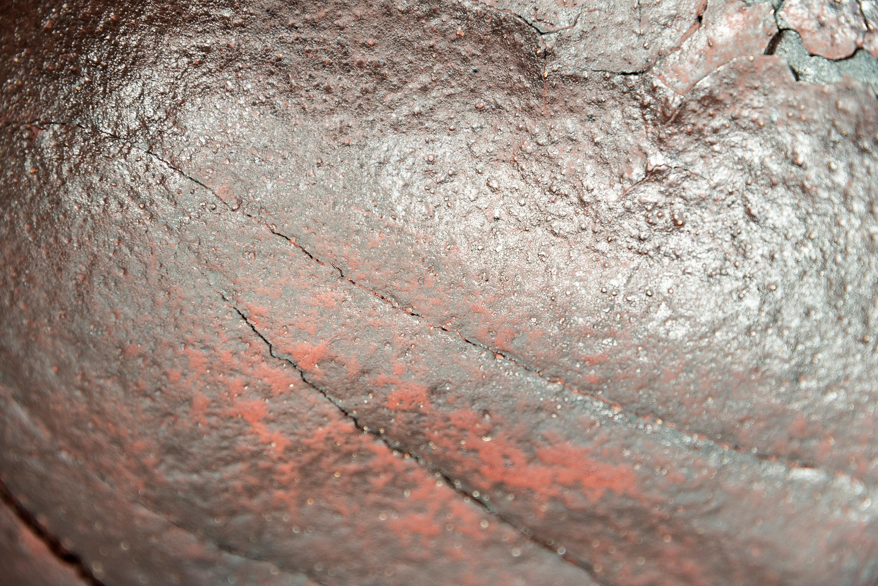 Bol sans titre (rouge)  -  rouge, noir, inspiré par la nature, texturé, récipient en céramique en vente 8