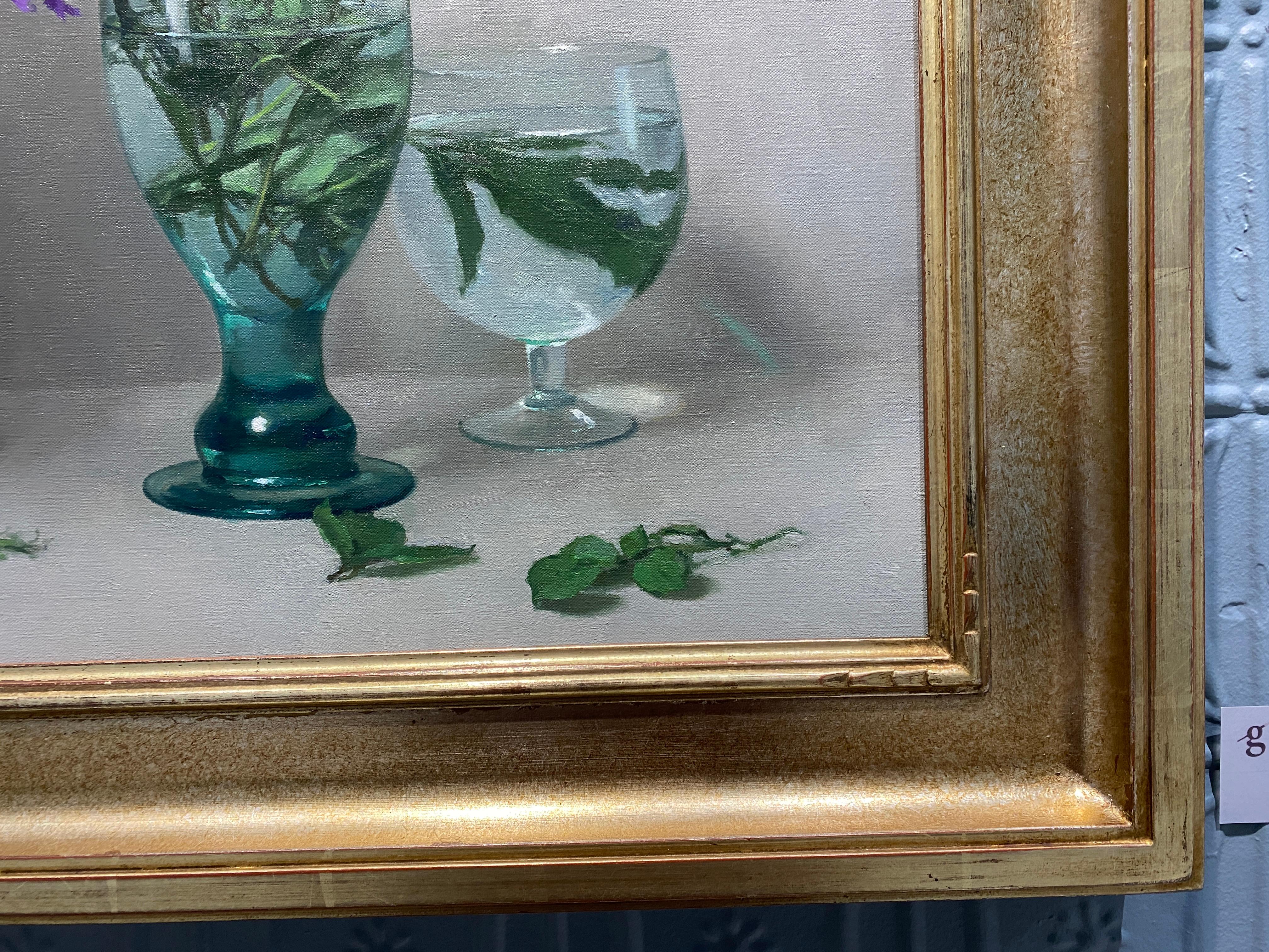 „Flowers in Goblet“ – realistisches Ölgemälde aus Stillleben, Knospenrosen in 3 Gläsern im Angebot 5