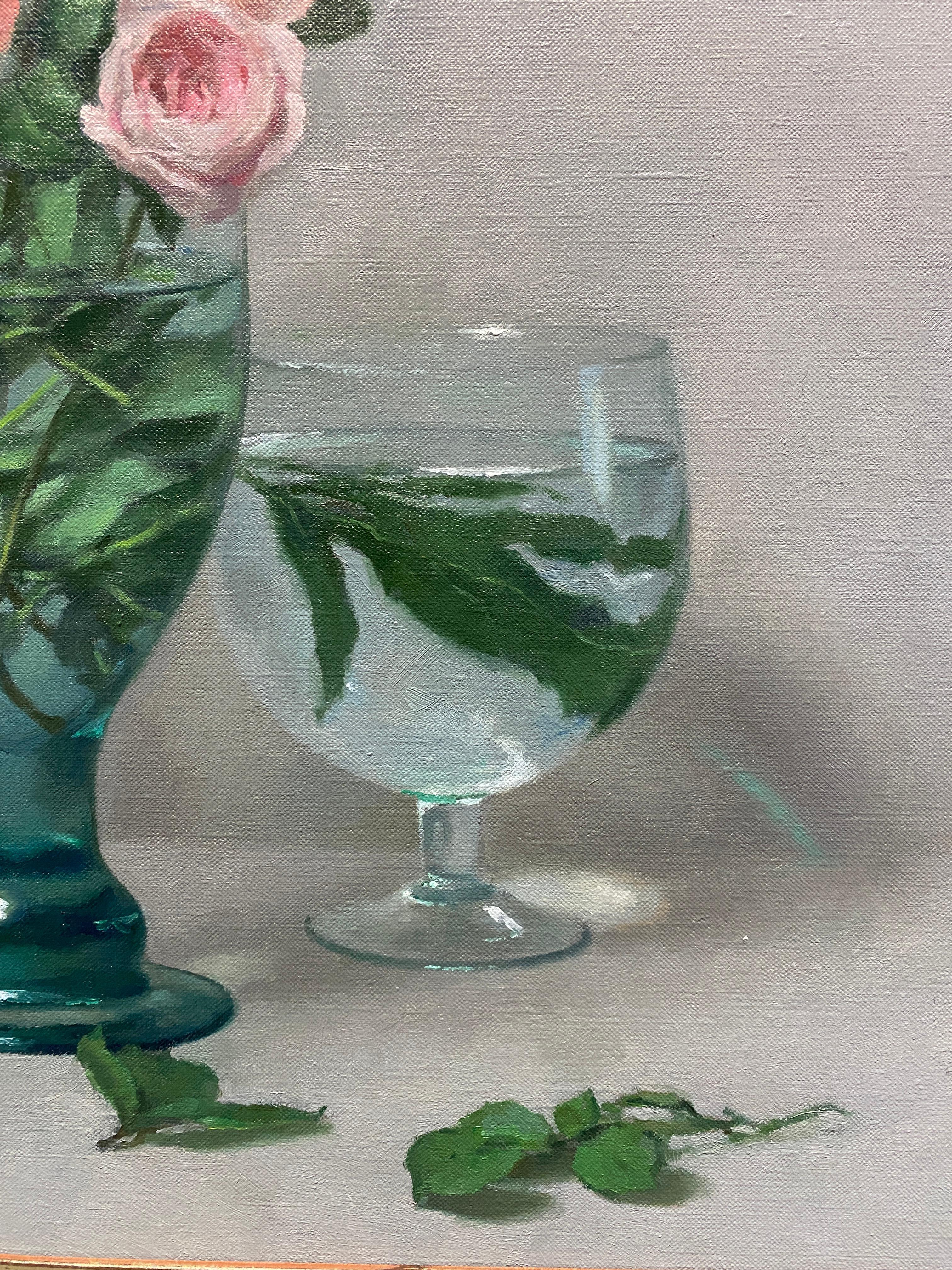„Flowers in Goblet“ – realistisches Ölgemälde aus Stillleben, Knospenrosen in 3 Gläsern im Angebot 6