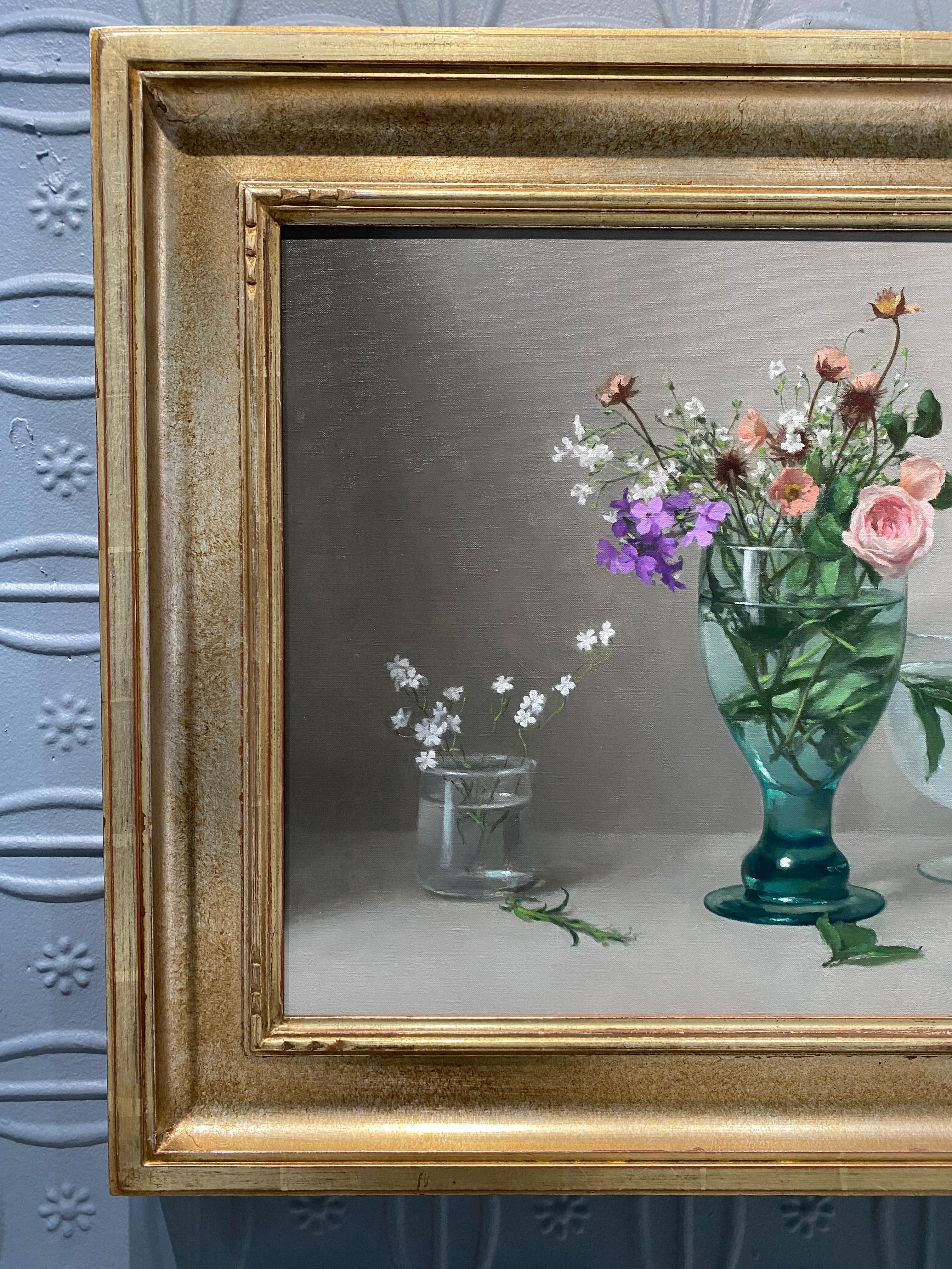 „Flowers in Goblet“ – realistisches Ölgemälde aus Stillleben, Knospenrosen in 3 Gläsern im Angebot 12