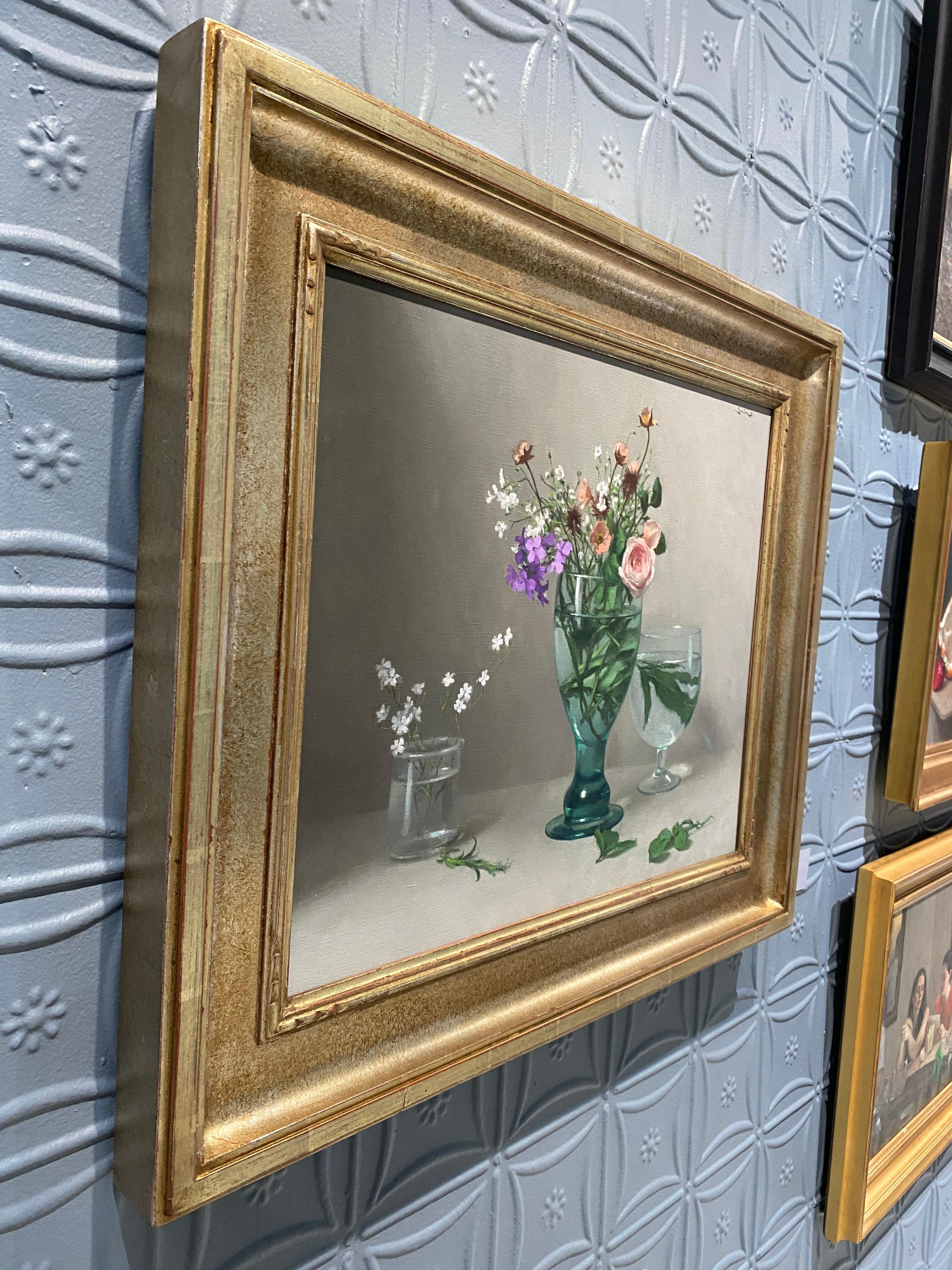 „Flowers in Goblet“ – realistisches Ölgemälde aus Stillleben, Knospenrosen in 3 Gläsern im Angebot 13