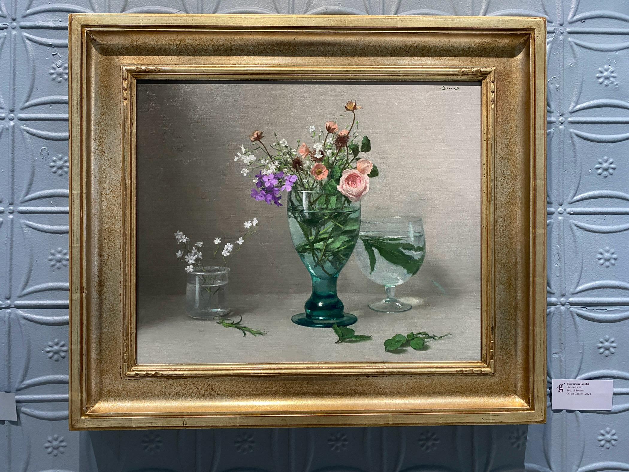 „Flowers in Goblet“ – realistisches Ölgemälde aus Stillleben, Knospenrosen in 3 Gläsern – Painting von Steven J. Levin