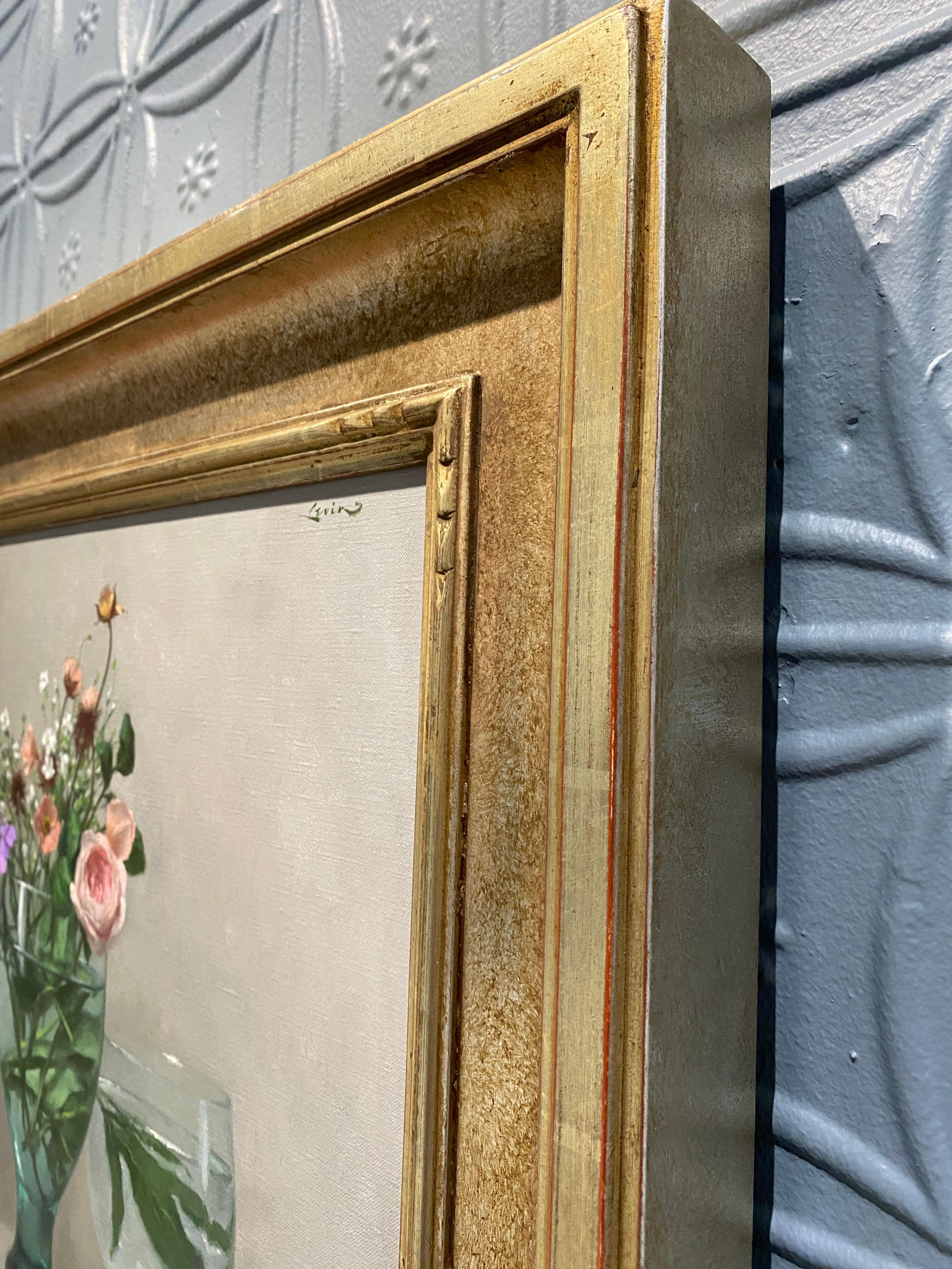 „Flowers in Goblet“ – realistisches Ölgemälde aus Stillleben, Knospenrosen in 3 Gläsern (Grau), Interior Painting, von Steven J. Levin