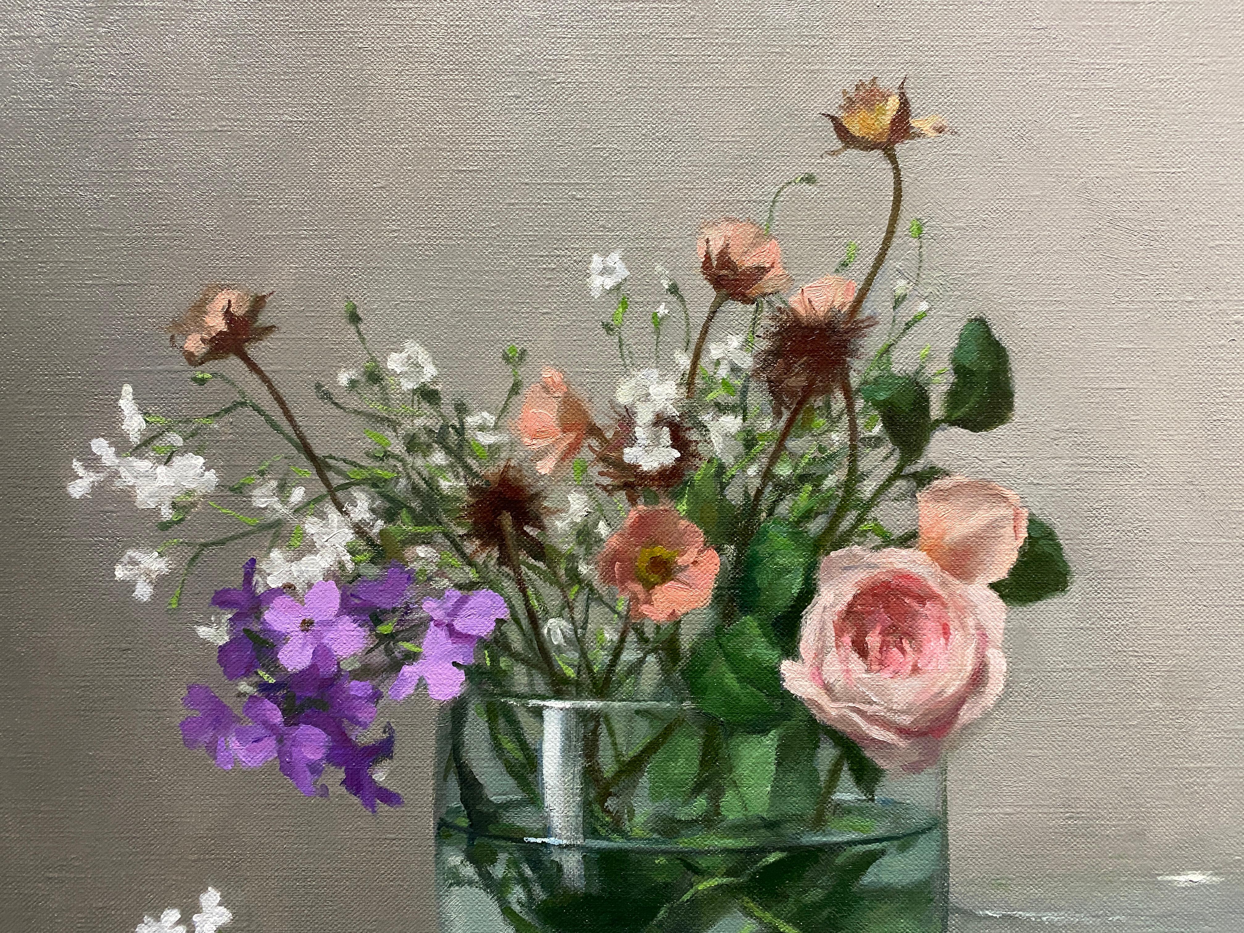 „Flowers in Goblet“ – realistisches Ölgemälde aus Stillleben, Knospenrosen in 3 Gläsern im Angebot 1