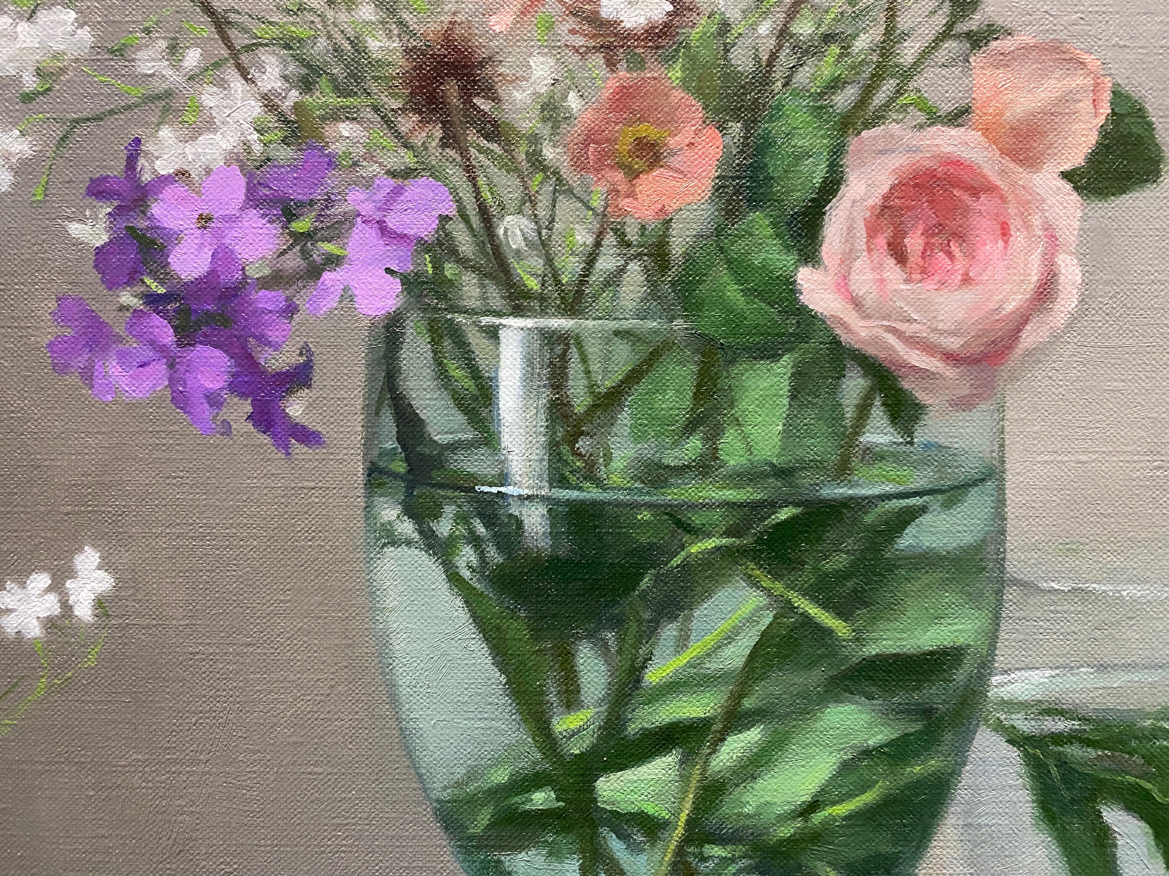 „Flowers in Goblet“ – realistisches Ölgemälde aus Stillleben, Knospenrosen in 3 Gläsern im Angebot 2