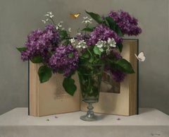 "Flieder und Buch" - zeitgenössische realistische Malerei, violette Flora und Literatur