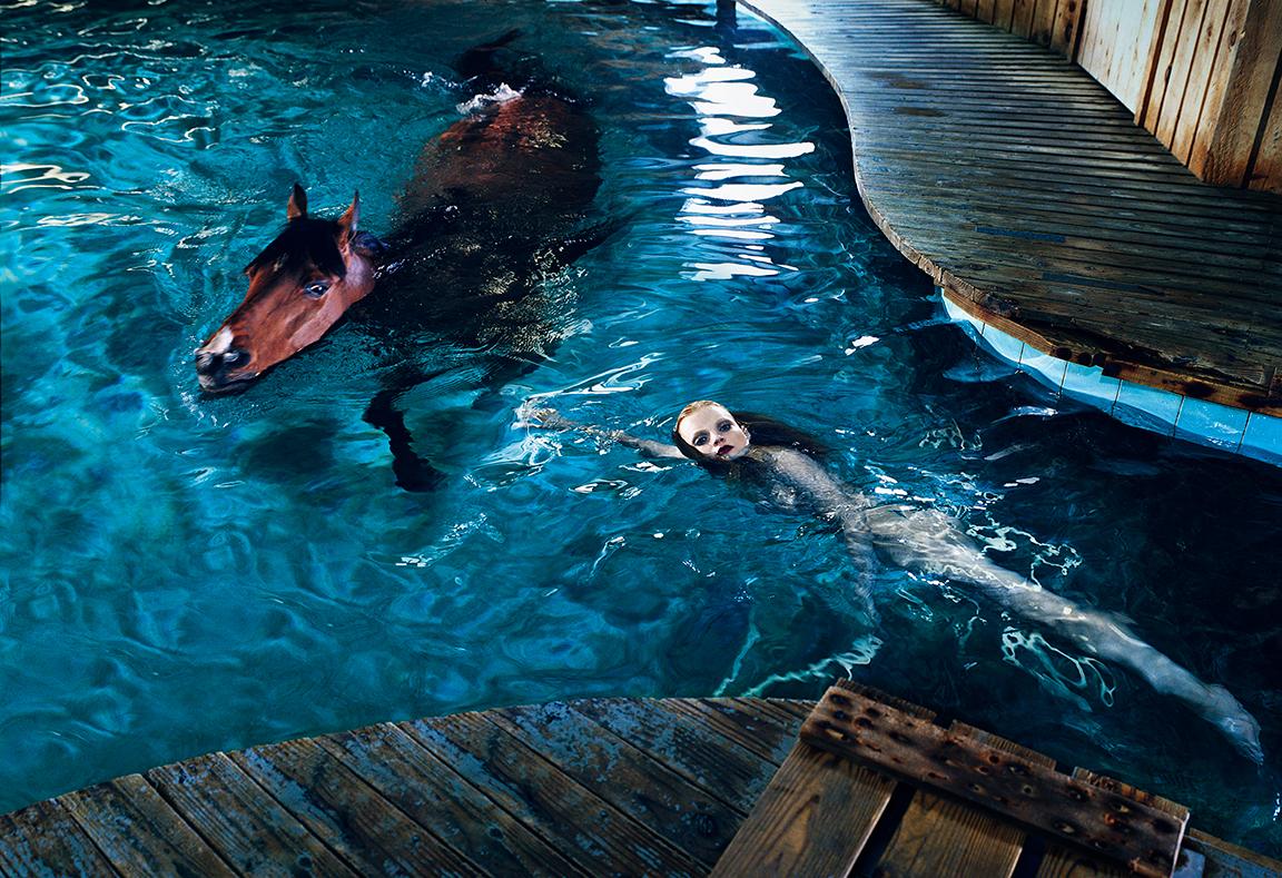 Color Photograph di Steven Klein - Ragazza in piscina con cavallo, 2005