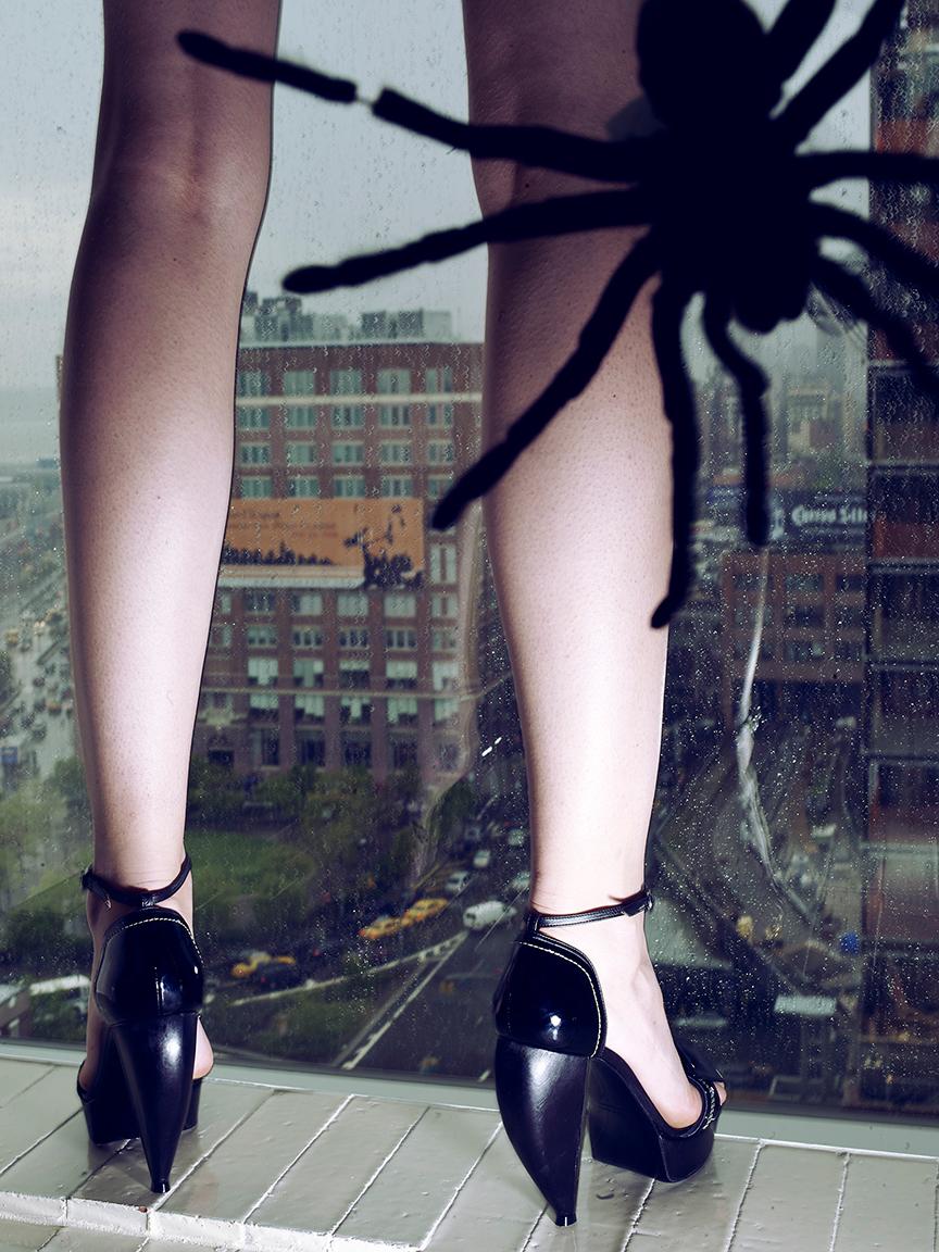 Color Photograph di Steven Klein - Tacchi e veleno, 2009