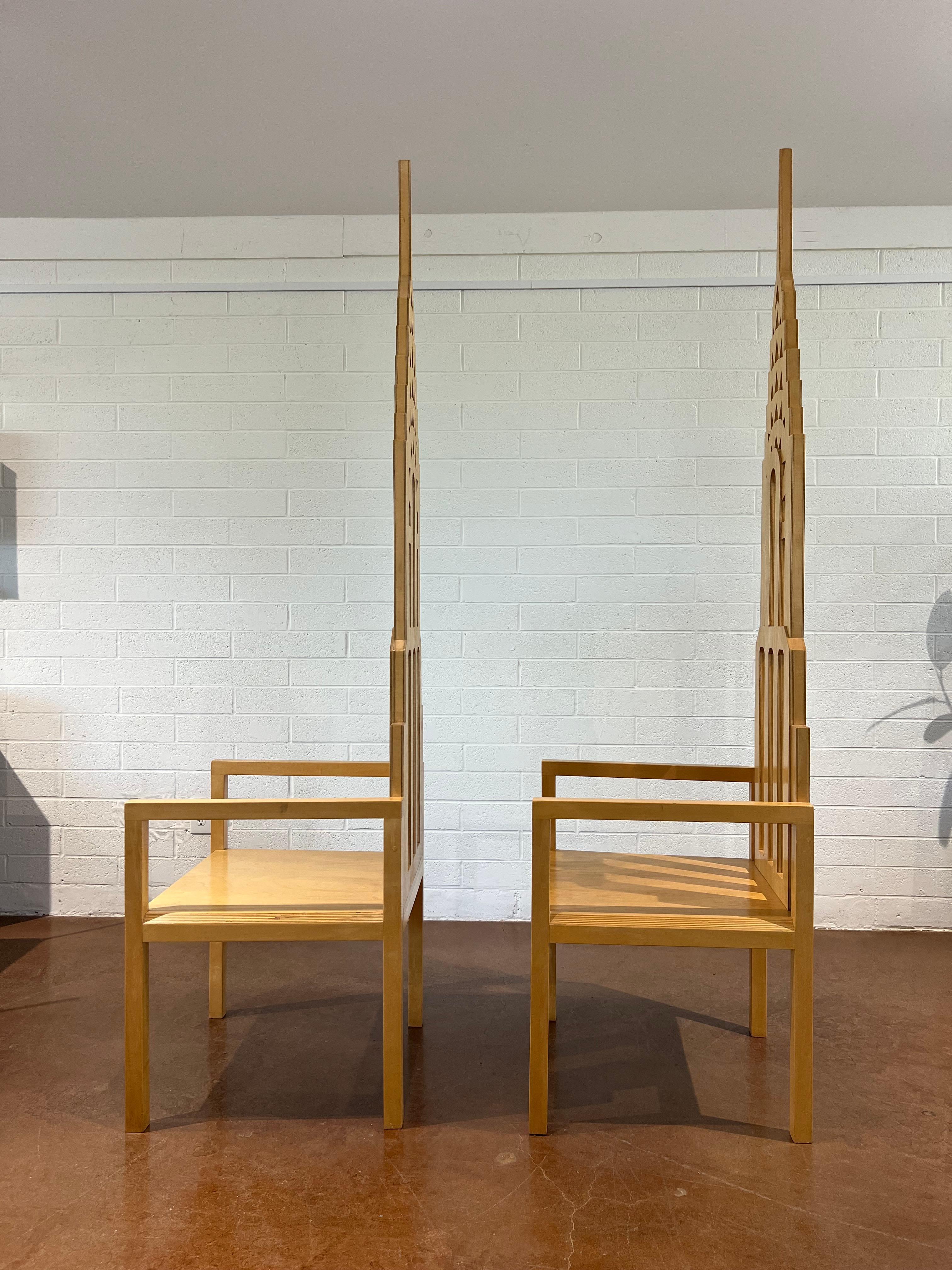 Paire de chaises à accoudoirs en érable fabriquées par le Studio Chrysler Building de l'artiste Steven Kokinis. 

