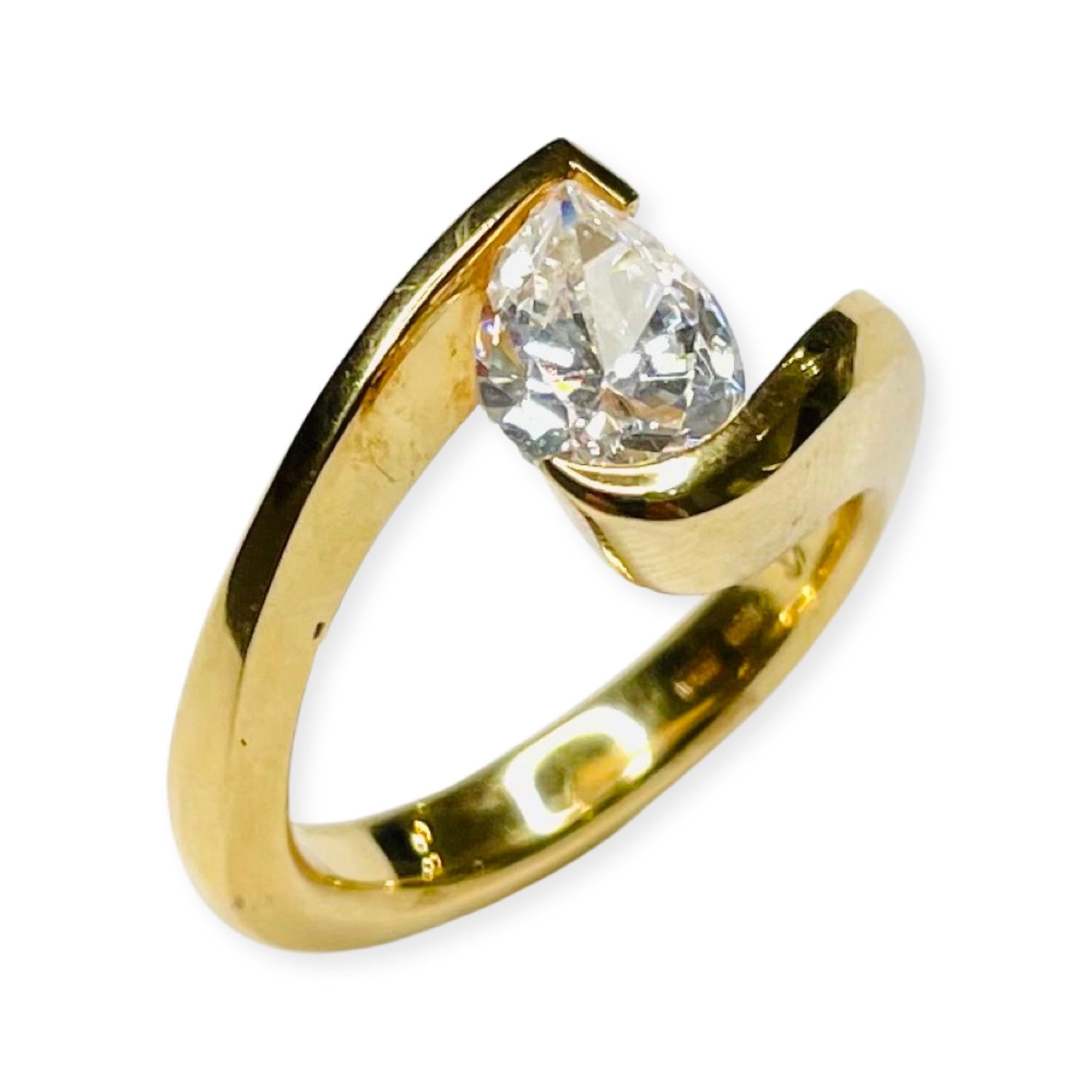 Steven Kretchmer 18K Yellow Pear Shaped CZ Tension Ring In New Condition For Sale In Kirkwood, MO