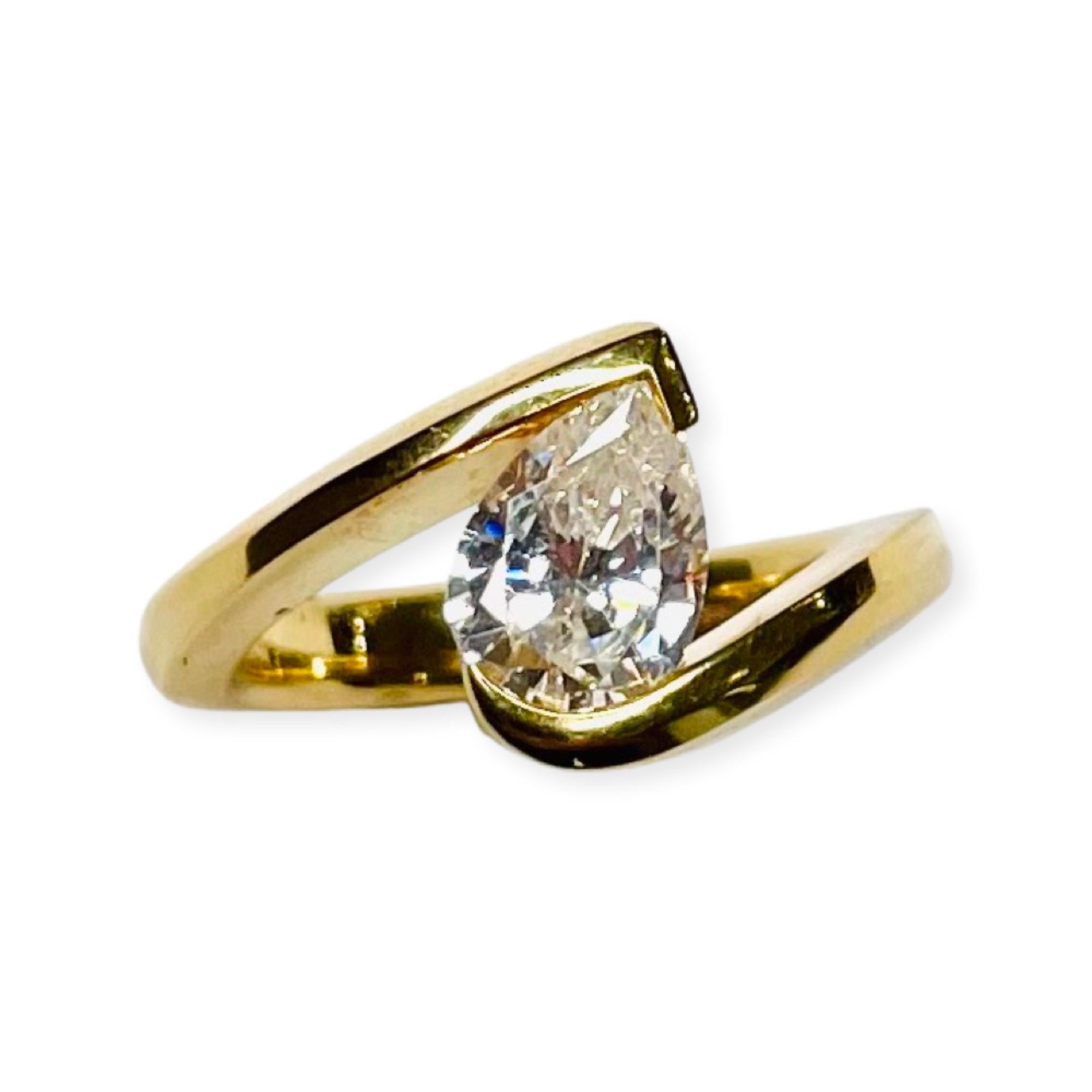 Steven Kretchmer 18K Yellow Pear Shaped CZ Tension Ring In New Condition For Sale In Kirkwood, MO