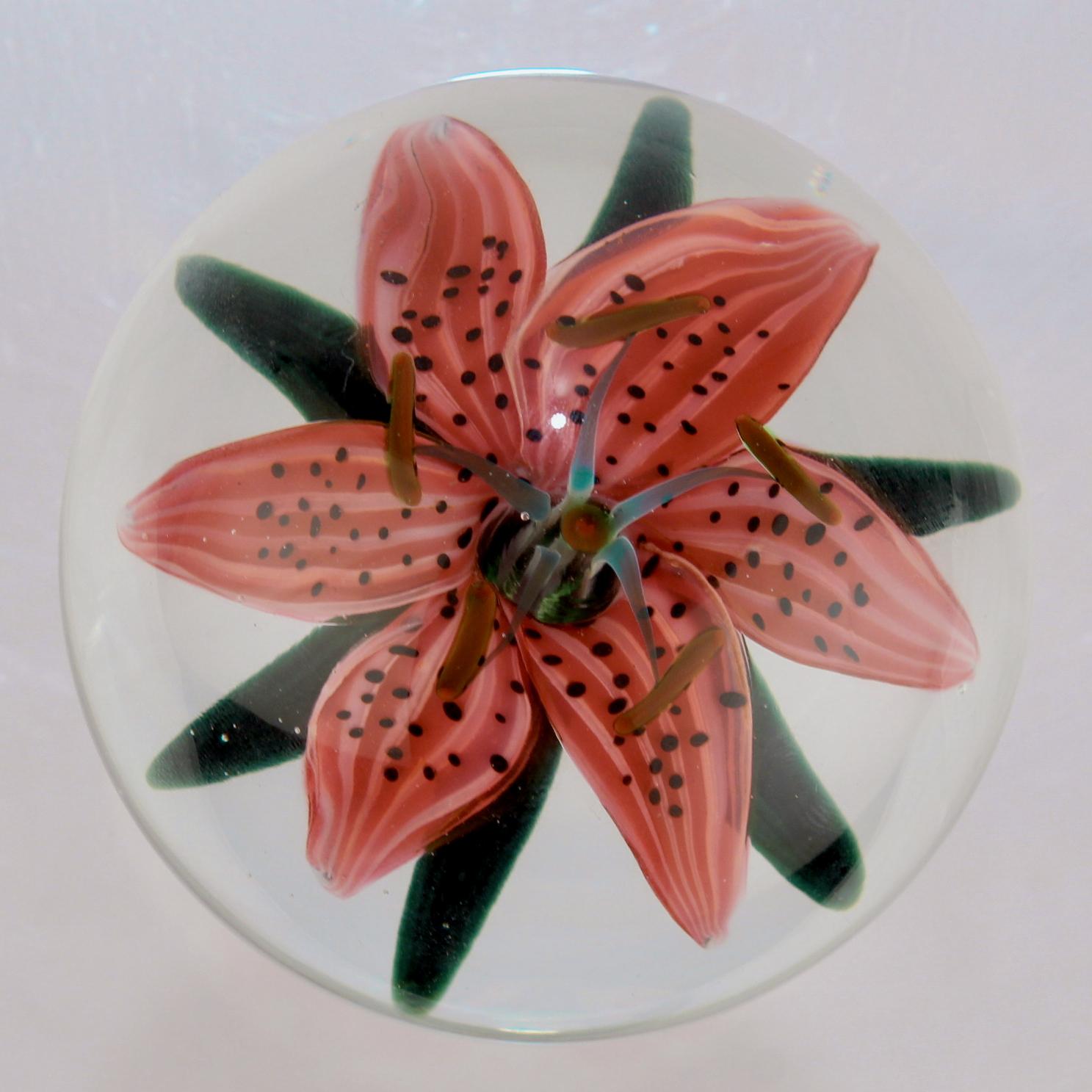 A fine Lundberg Studios pedastal paperweight. 

By Steven Lundberg.

With an upright tiger lily lampwork flower.

Signed and dated at the foot.

Simply a fine paperweight!

Date:
1986

Overall condition:
It is in overall very very