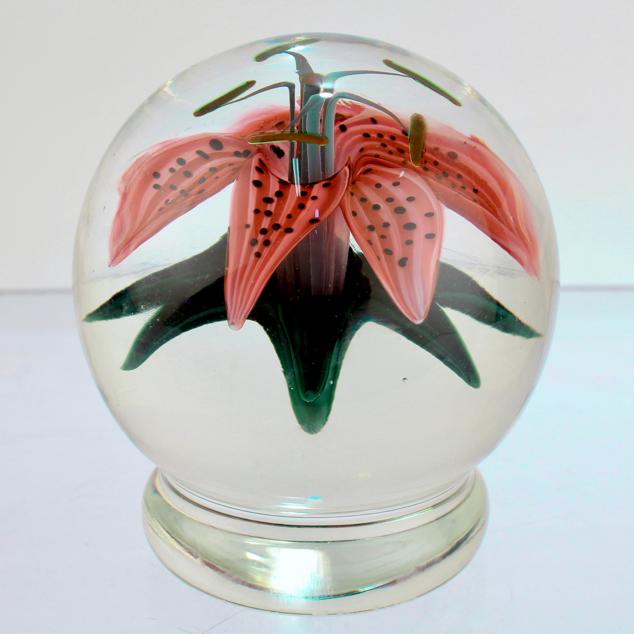 Steven Lundberg / Lundberg Studios Glass Tiger Lily Pedestal Paperweight In Good Condition For Sale In Philadelphia, PA